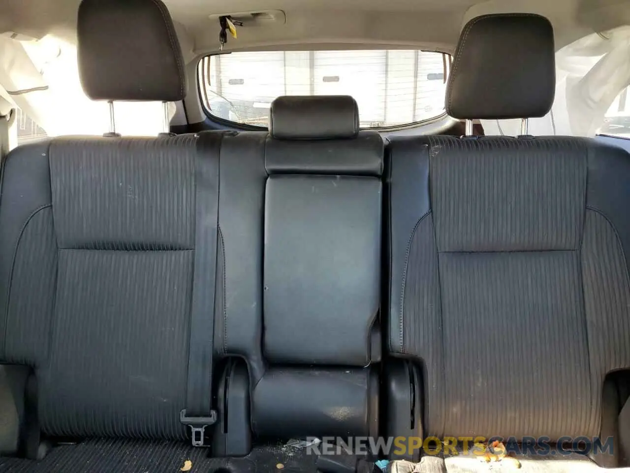 10 Photograph of a damaged car 5TDBZRFH4KS919841 TOYOTA HIGHLANDER 2019