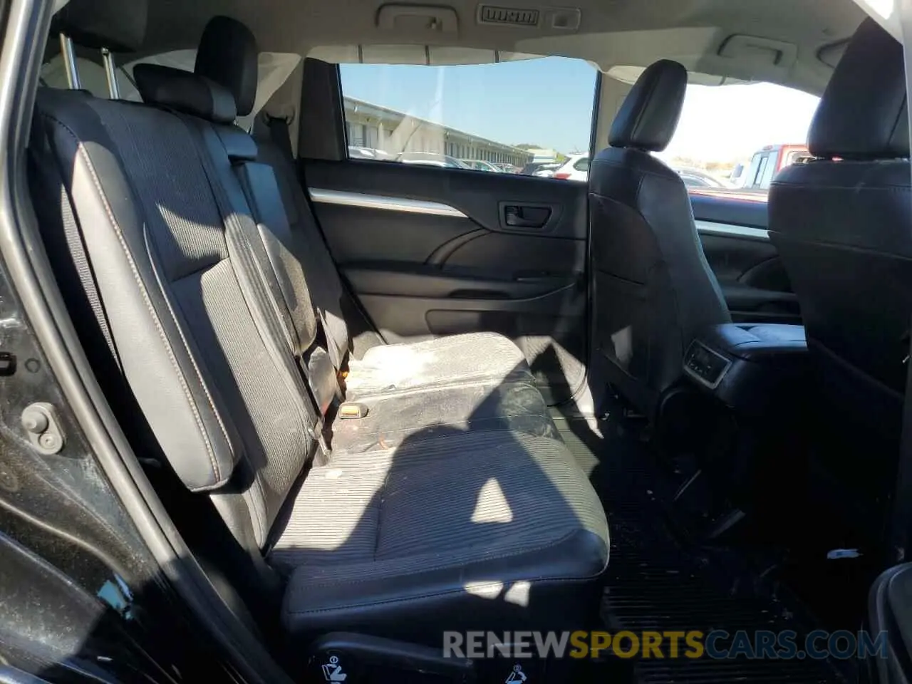 11 Photograph of a damaged car 5TDBZRFH4KS919841 TOYOTA HIGHLANDER 2019