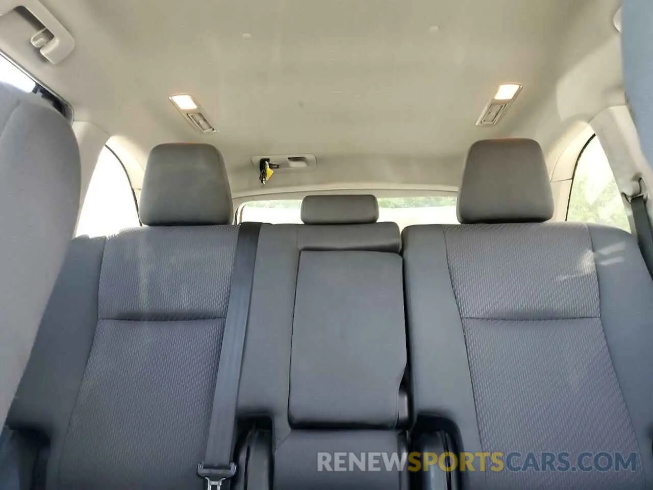 10 Photograph of a damaged car 5TDBZRFH4KS921850 TOYOTA HIGHLANDER 2019