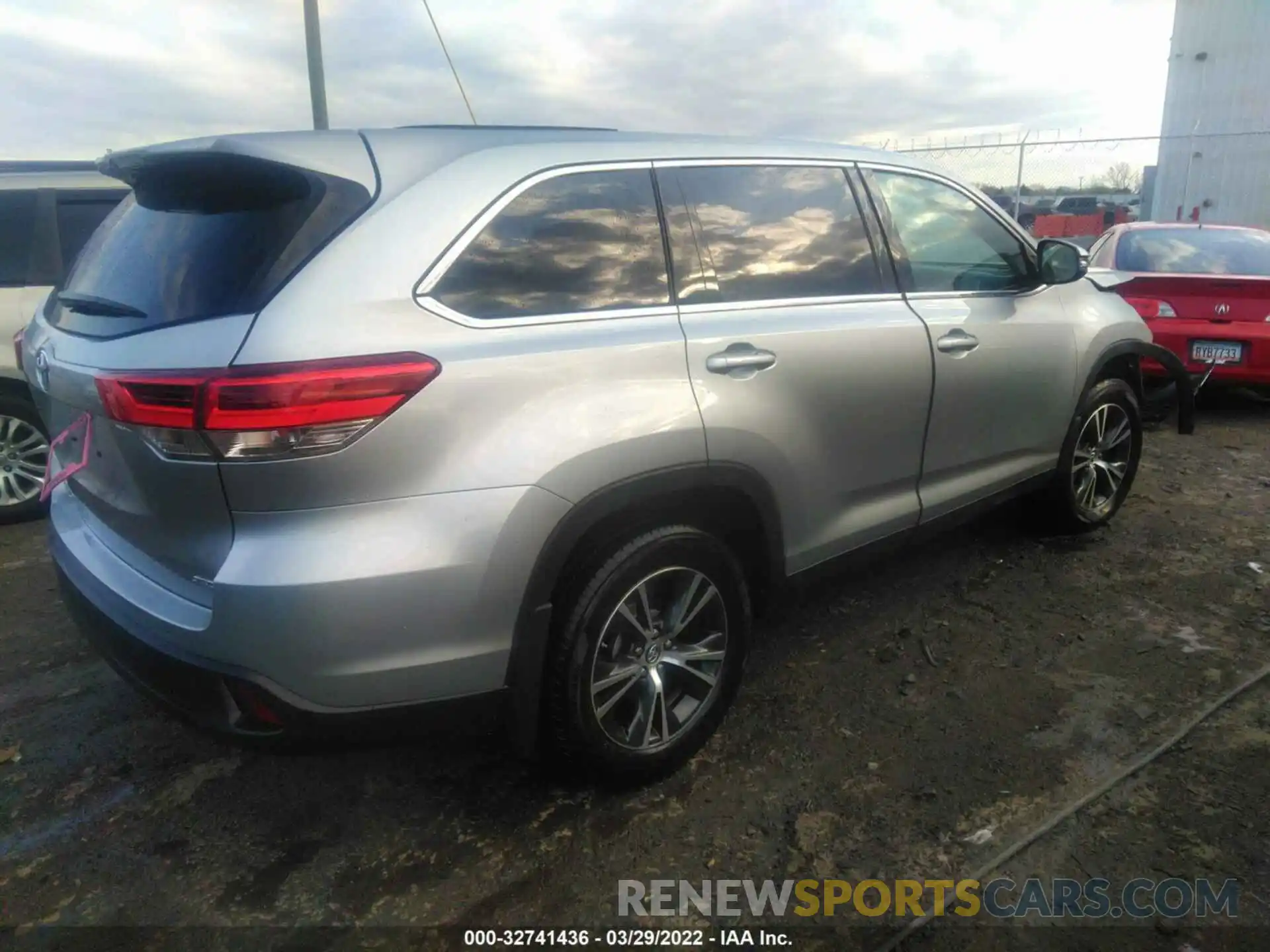 4 Photograph of a damaged car 5TDBZRFH4KS922691 TOYOTA HIGHLANDER 2019