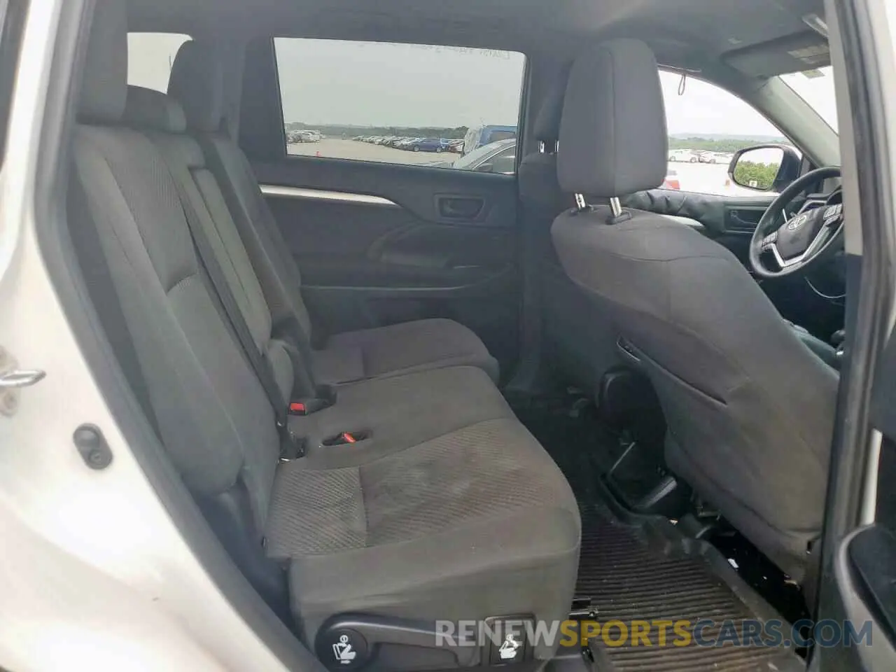 10 Photograph of a damaged car 5TDBZRFH4KS929527 TOYOTA HIGHLANDER 2019