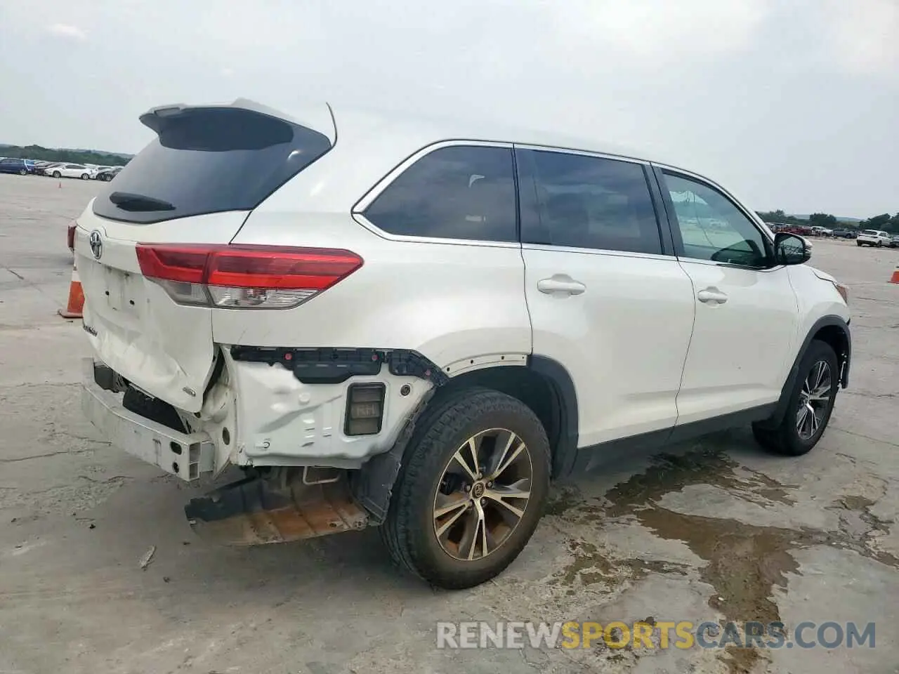 3 Photograph of a damaged car 5TDBZRFH4KS929527 TOYOTA HIGHLANDER 2019