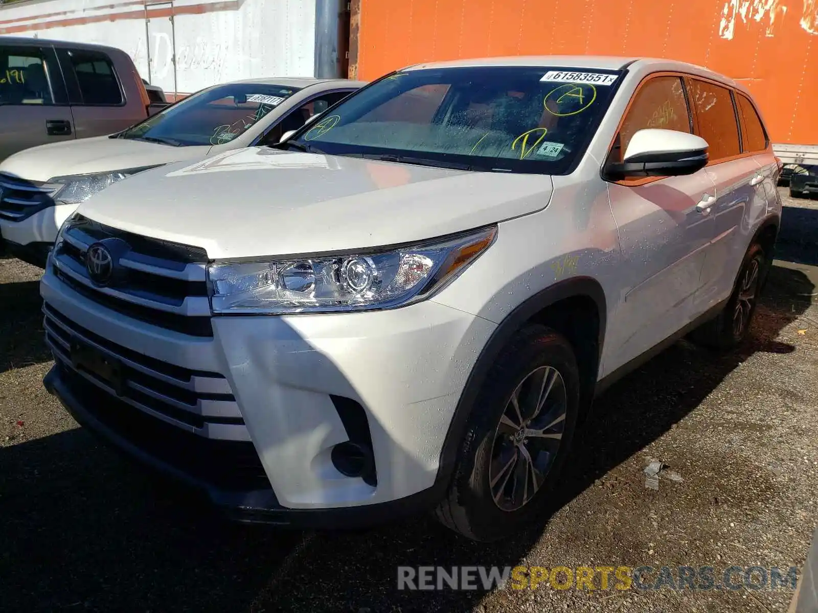 2 Photograph of a damaged car 5TDBZRFH4KS945873 TOYOTA HIGHLANDER 2019