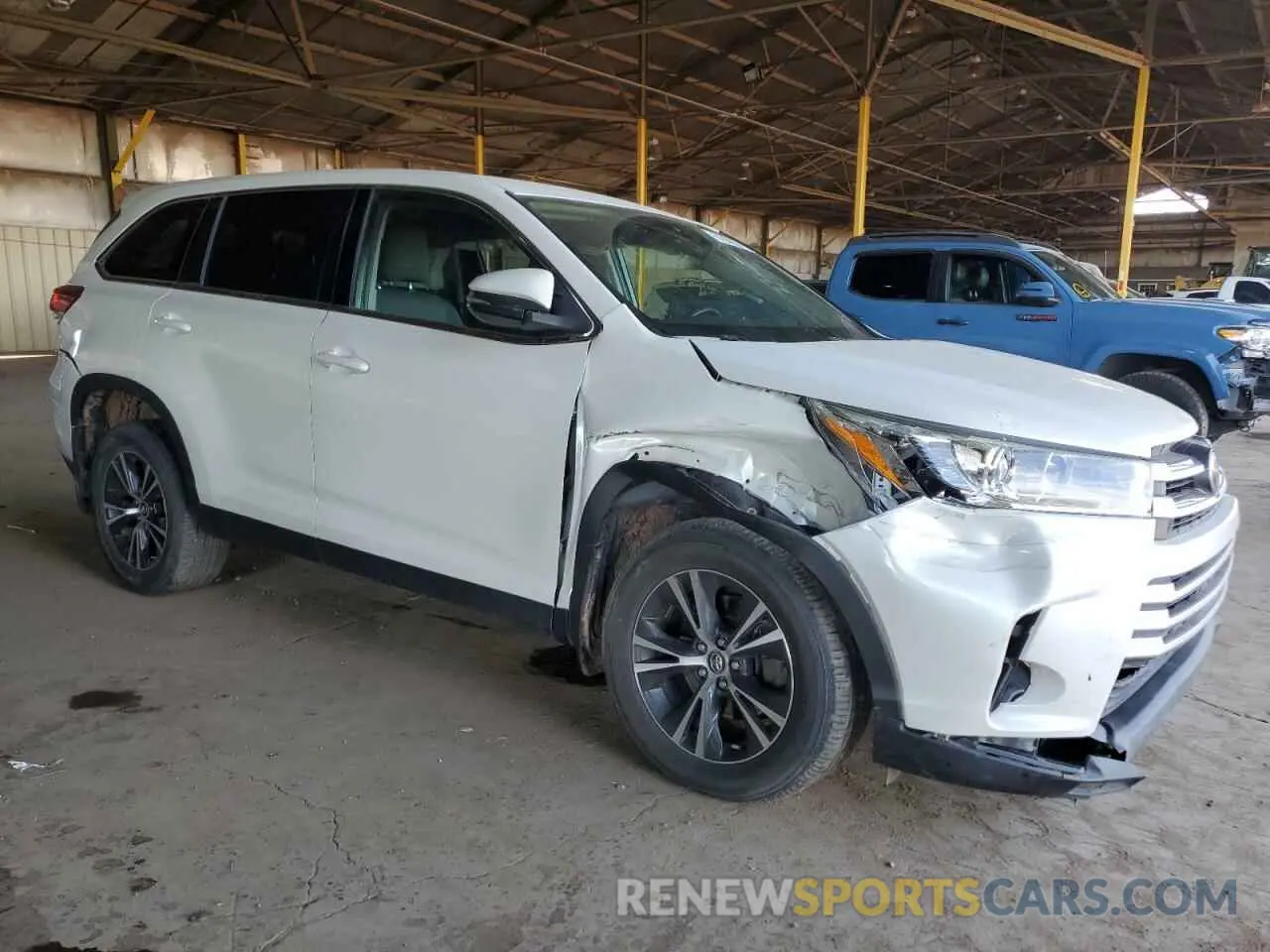 4 Photograph of a damaged car 5TDBZRFH5KS701584 TOYOTA HIGHLANDER 2019