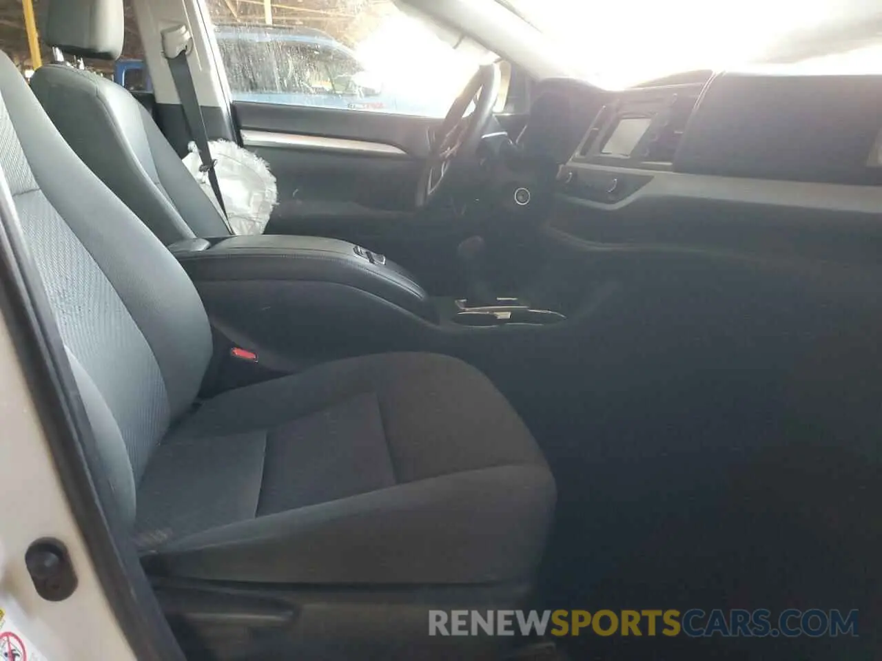 7 Photograph of a damaged car 5TDBZRFH5KS701584 TOYOTA HIGHLANDER 2019
