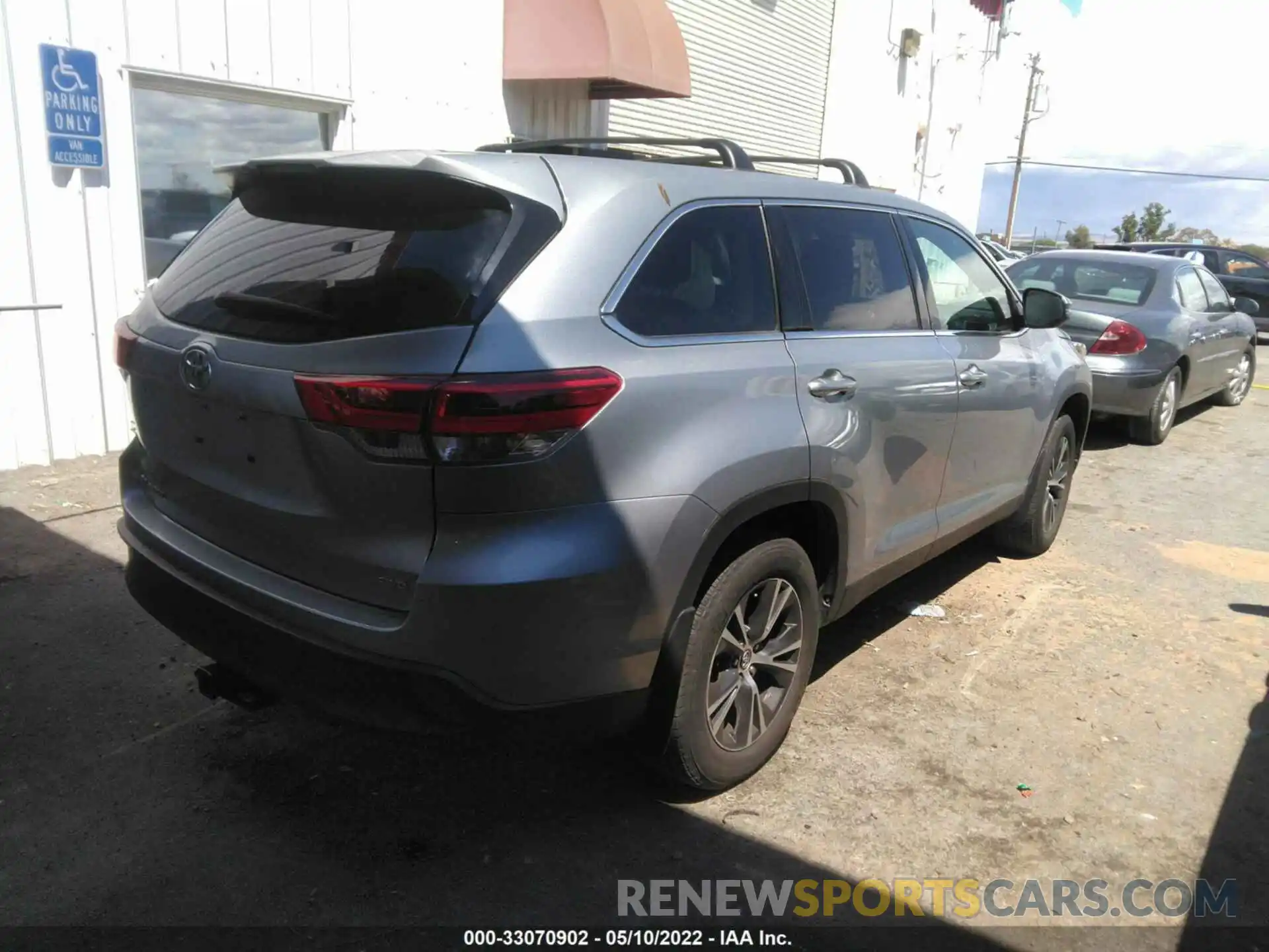 4 Photograph of a damaged car 5TDBZRFH5KS731846 TOYOTA HIGHLANDER 2019