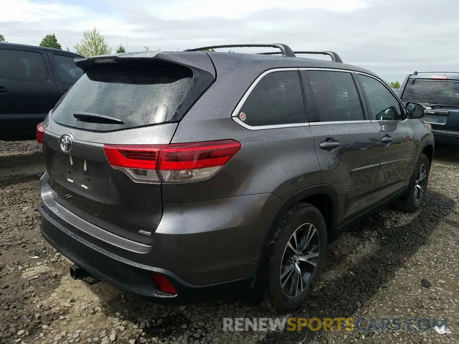 4 Photograph of a damaged car 5TDBZRFH5KS735556 TOYOTA HIGHLANDER 2019