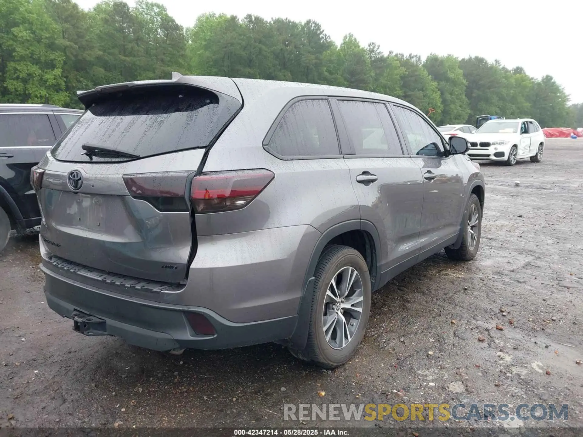 4 Photograph of a damaged car 5TDBZRFH5KS736089 TOYOTA HIGHLANDER 2019