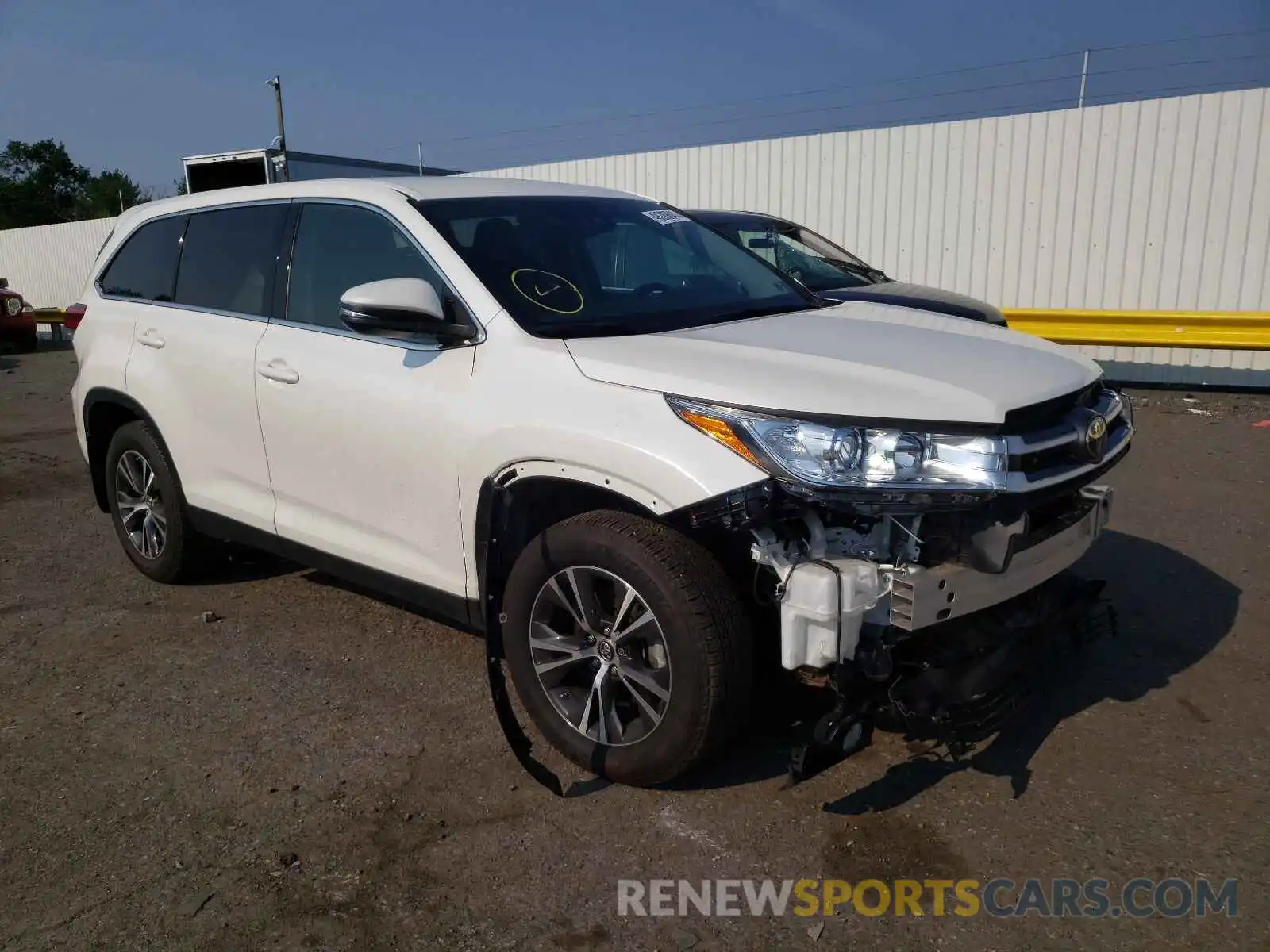 1 Photograph of a damaged car 5TDBZRFH5KS737100 TOYOTA HIGHLANDER 2019