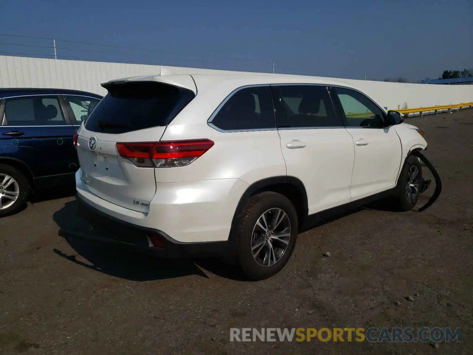 4 Photograph of a damaged car 5TDBZRFH5KS737100 TOYOTA HIGHLANDER 2019