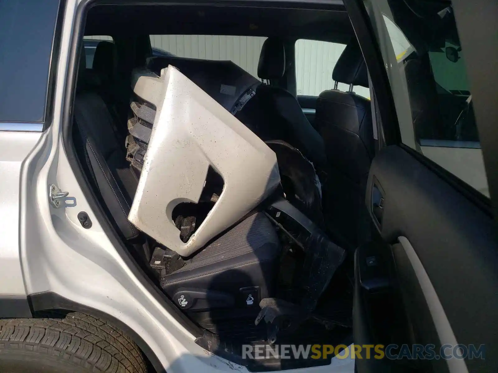 6 Photograph of a damaged car 5TDBZRFH5KS737100 TOYOTA HIGHLANDER 2019