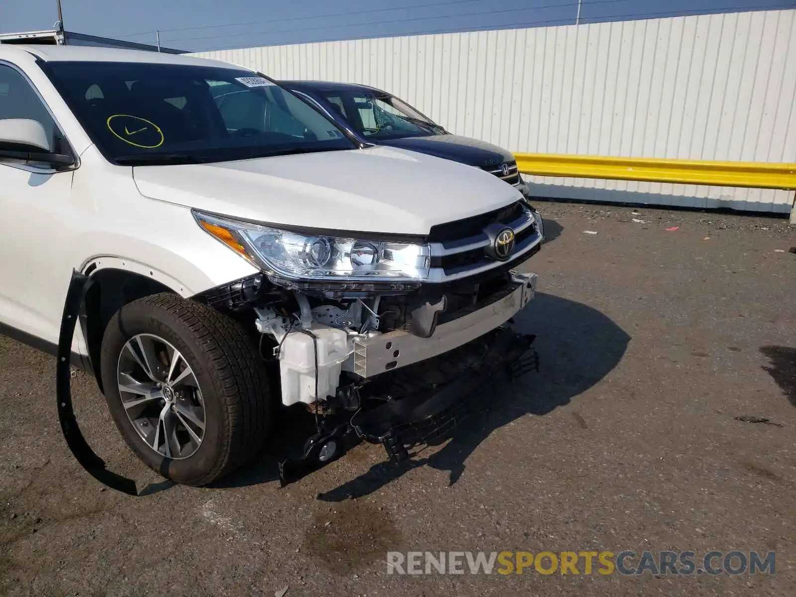 9 Photograph of a damaged car 5TDBZRFH5KS737100 TOYOTA HIGHLANDER 2019