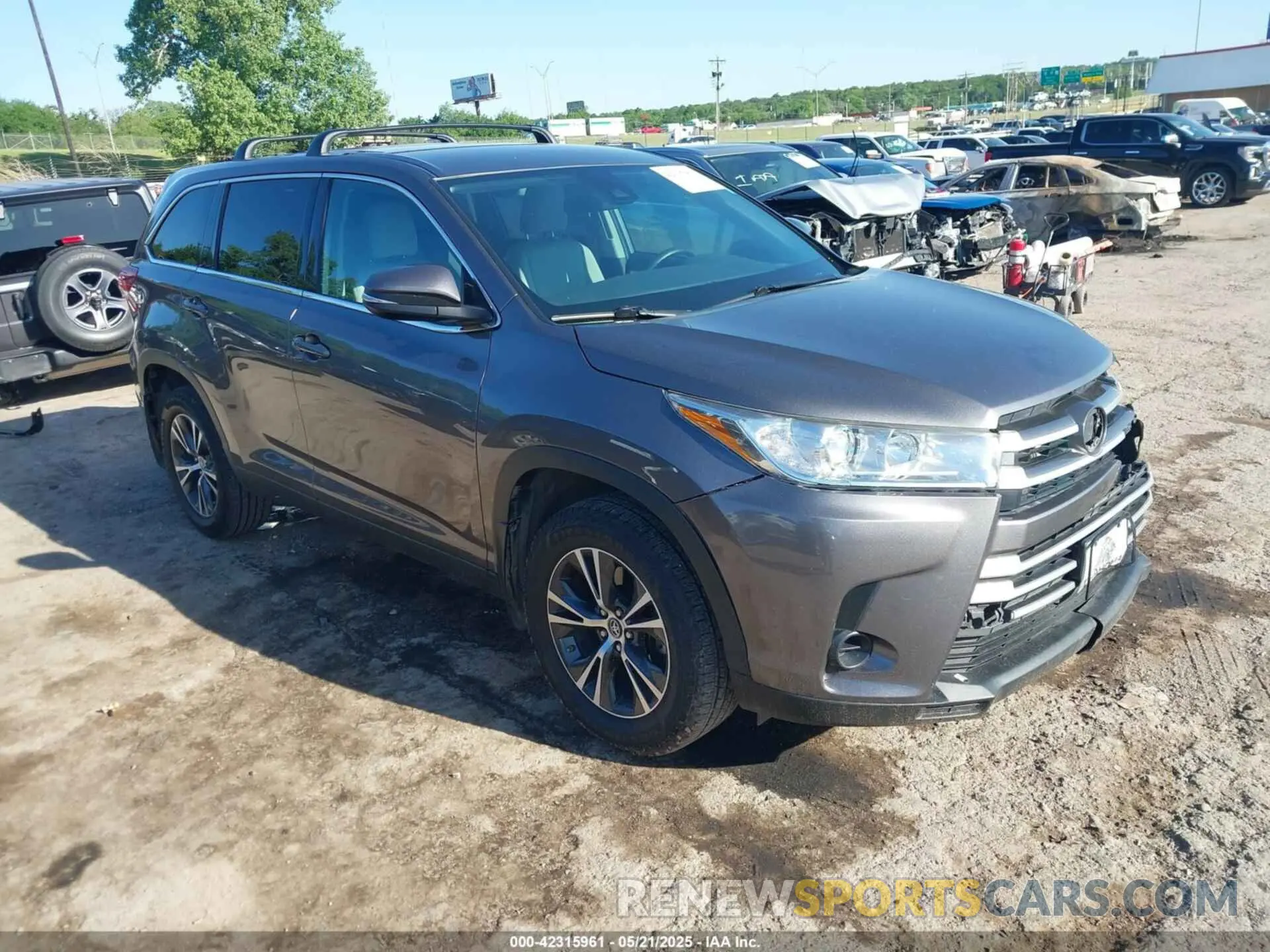 1 Photograph of a damaged car 5TDBZRFH5KS738005 TOYOTA HIGHLANDER 2019