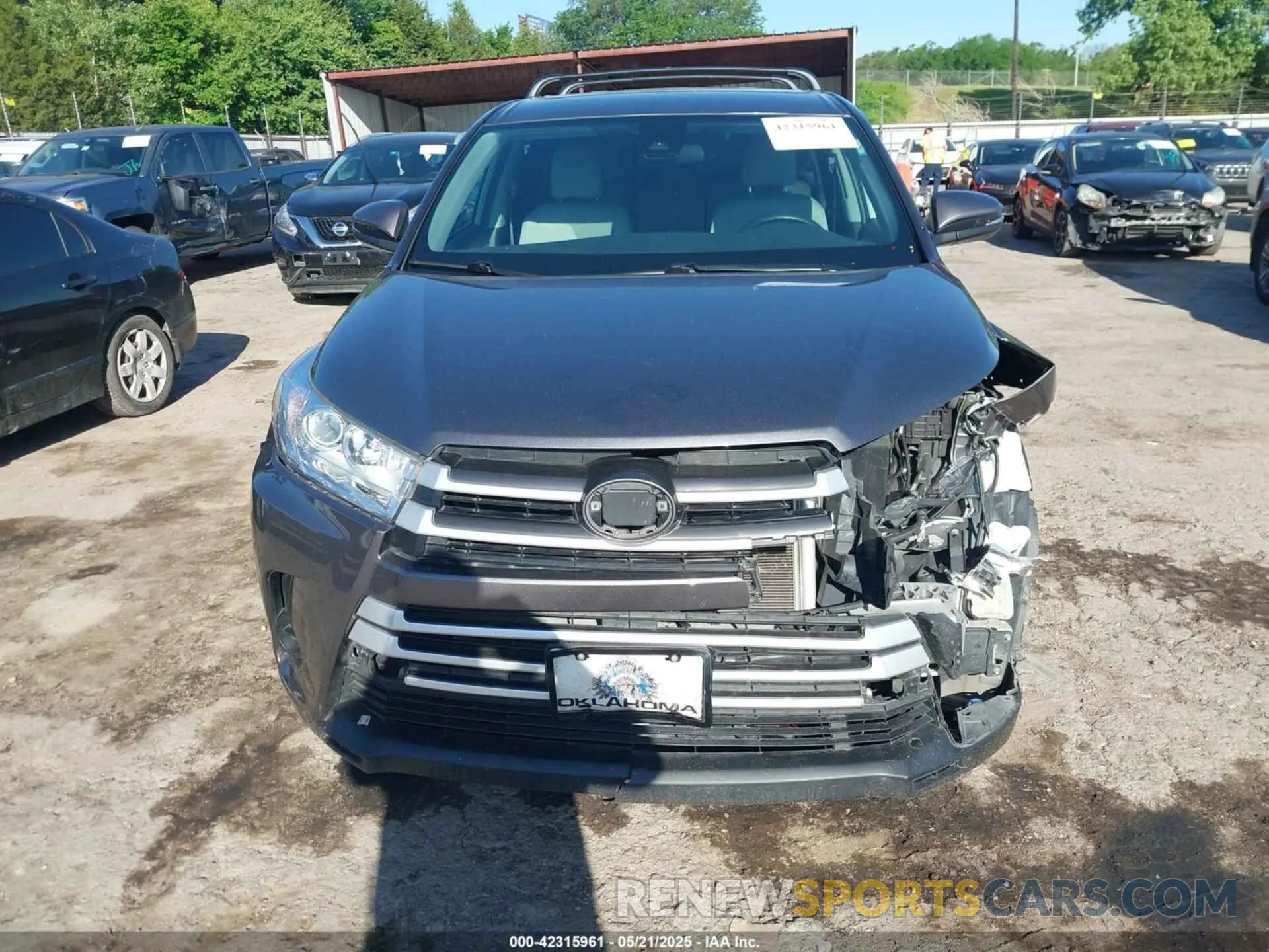 13 Photograph of a damaged car 5TDBZRFH5KS738005 TOYOTA HIGHLANDER 2019