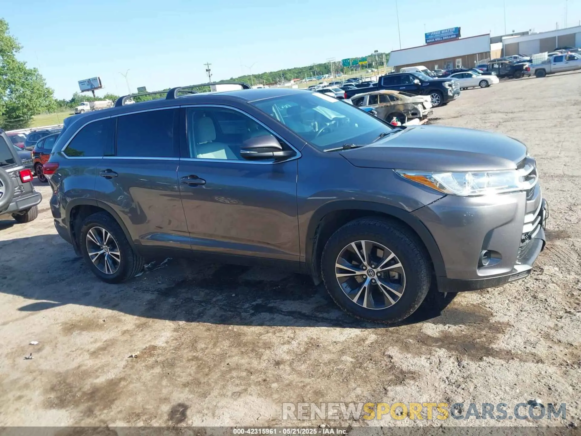 14 Photograph of a damaged car 5TDBZRFH5KS738005 TOYOTA HIGHLANDER 2019