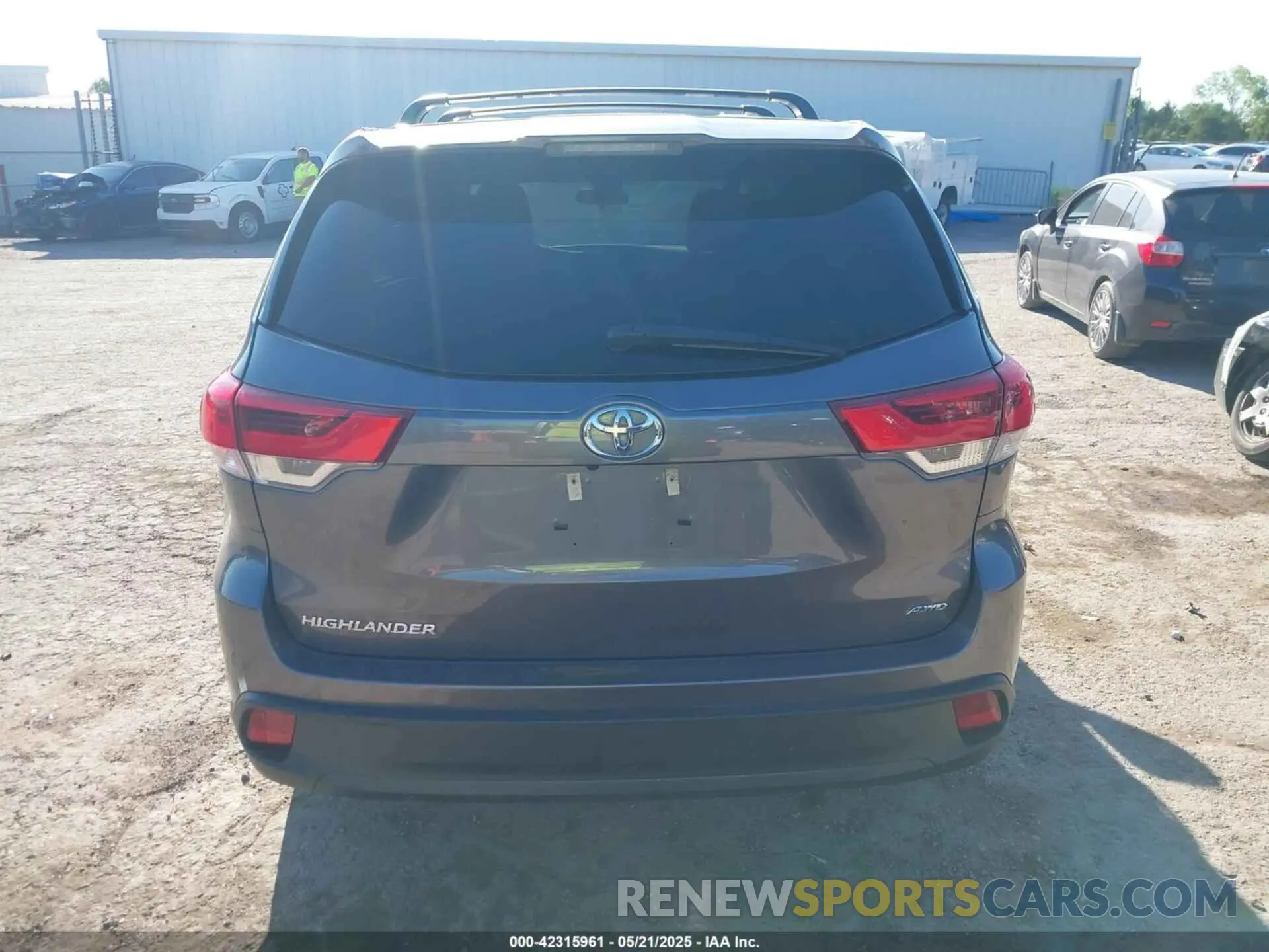 17 Photograph of a damaged car 5TDBZRFH5KS738005 TOYOTA HIGHLANDER 2019