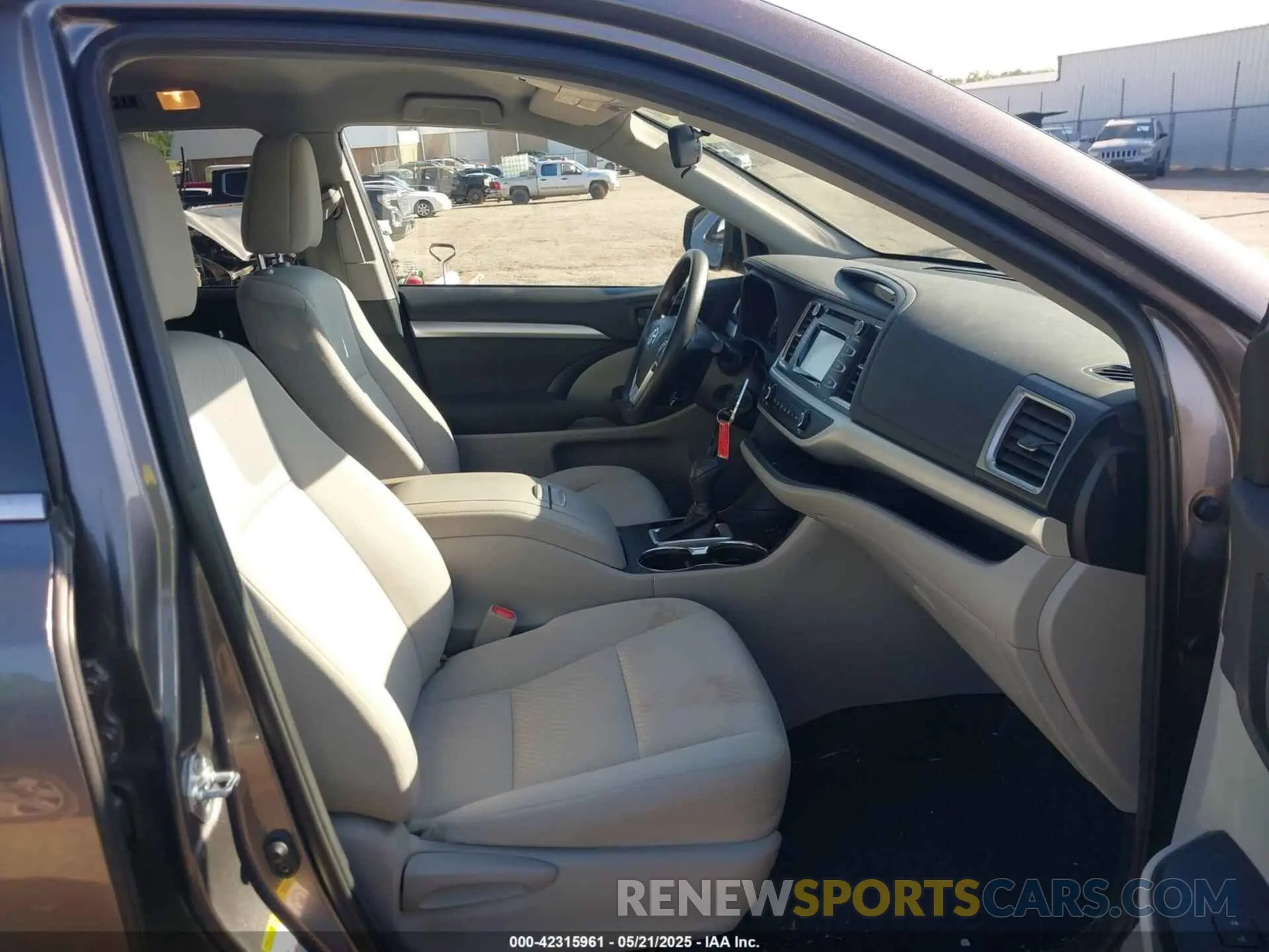 5 Photograph of a damaged car 5TDBZRFH5KS738005 TOYOTA HIGHLANDER 2019