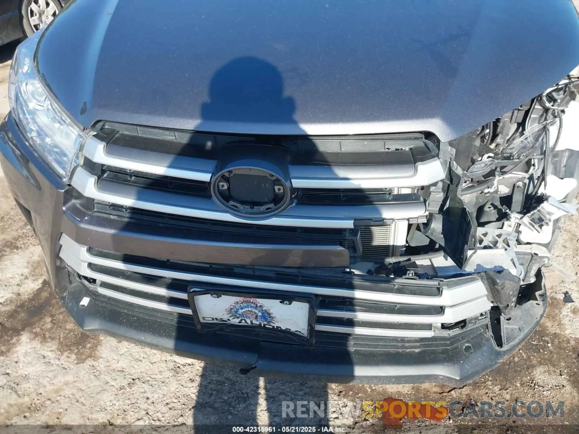 6 Photograph of a damaged car 5TDBZRFH5KS738005 TOYOTA HIGHLANDER 2019