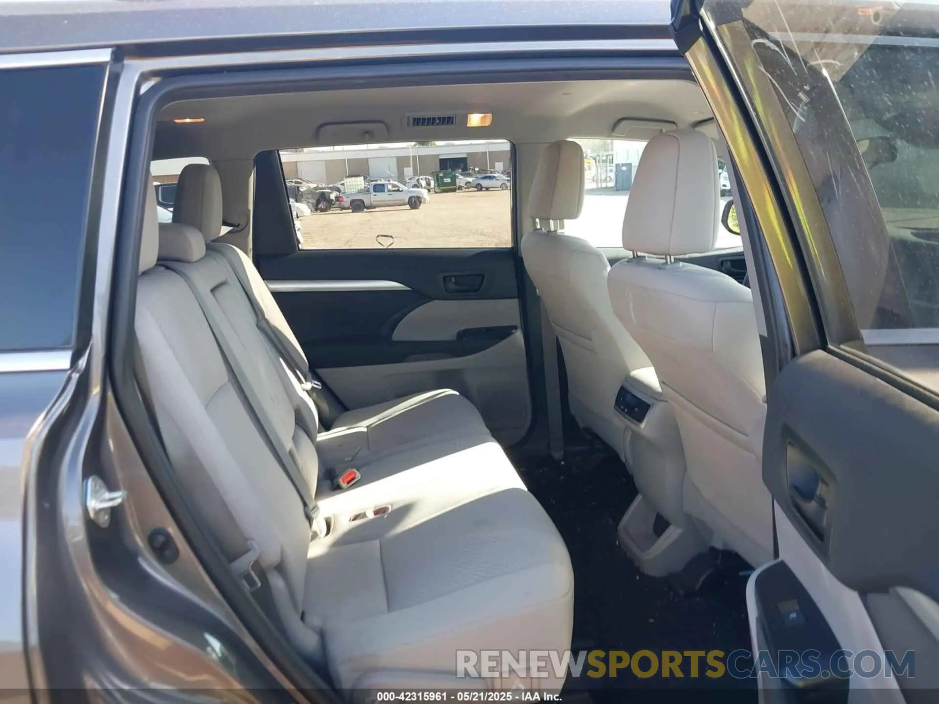 8 Photograph of a damaged car 5TDBZRFH5KS738005 TOYOTA HIGHLANDER 2019