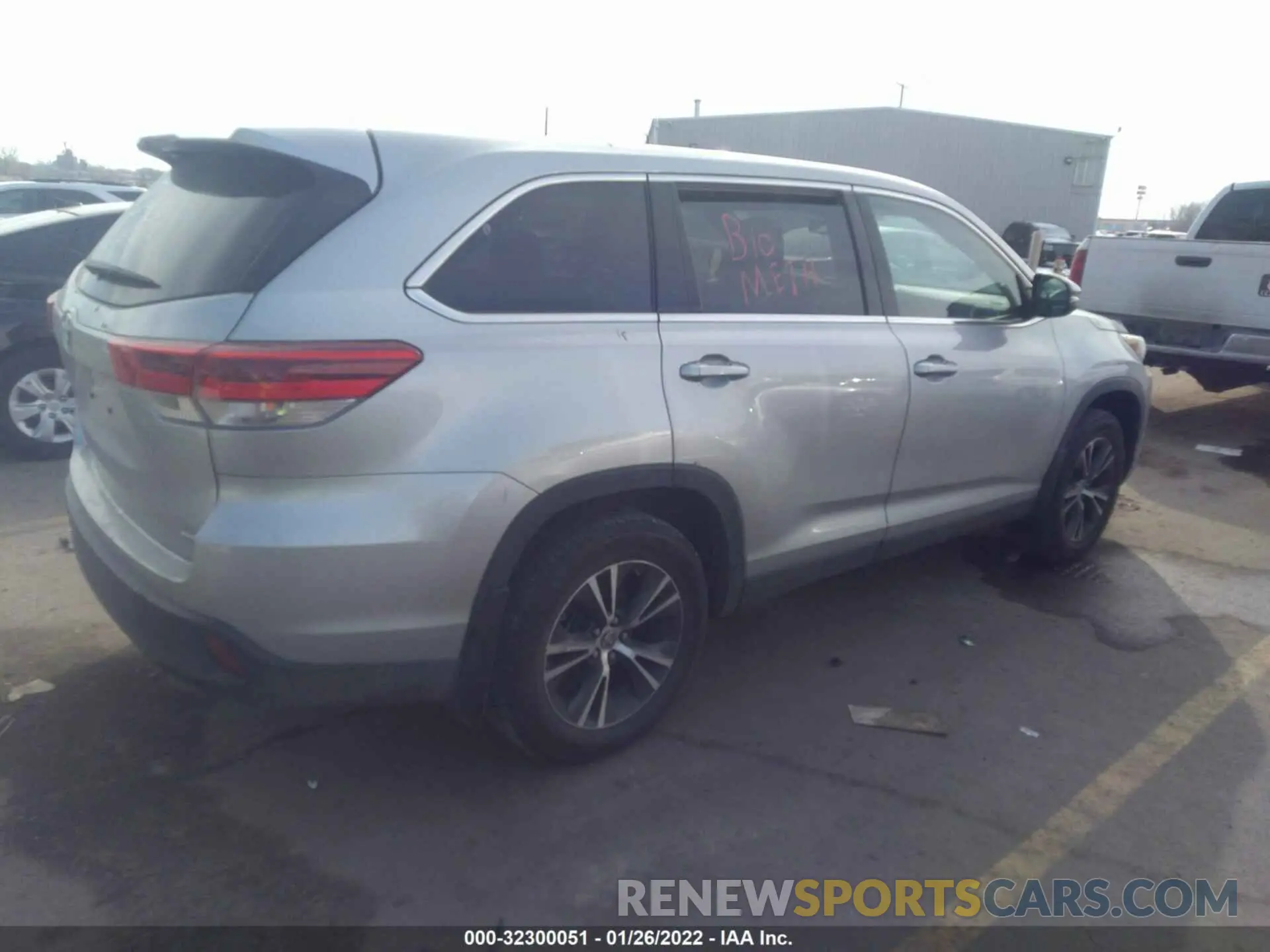 4 Photograph of a damaged car 5TDBZRFH5KS746346 TOYOTA HIGHLANDER 2019