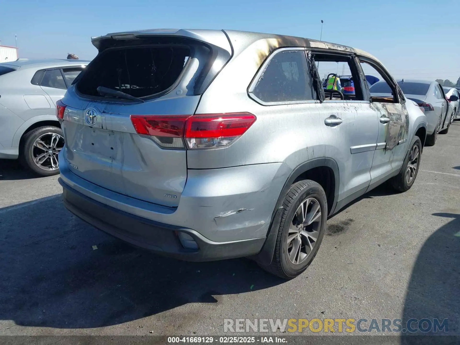 4 Photograph of a damaged car 5TDBZRFH5KS916530 TOYOTA HIGHLANDER 2019