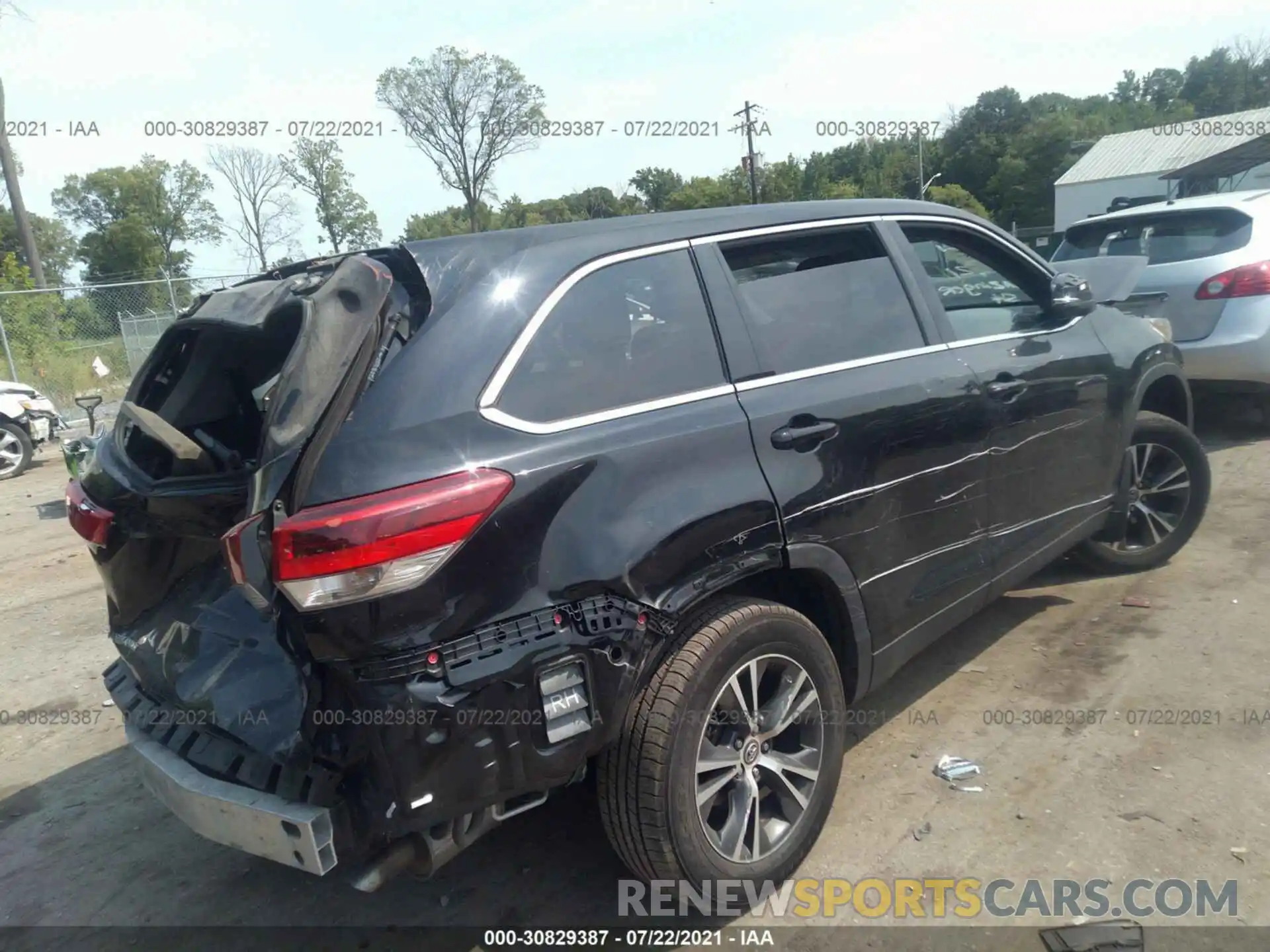 4 Photograph of a damaged car 5TDBZRFH5KS924515 TOYOTA HIGHLANDER 2019