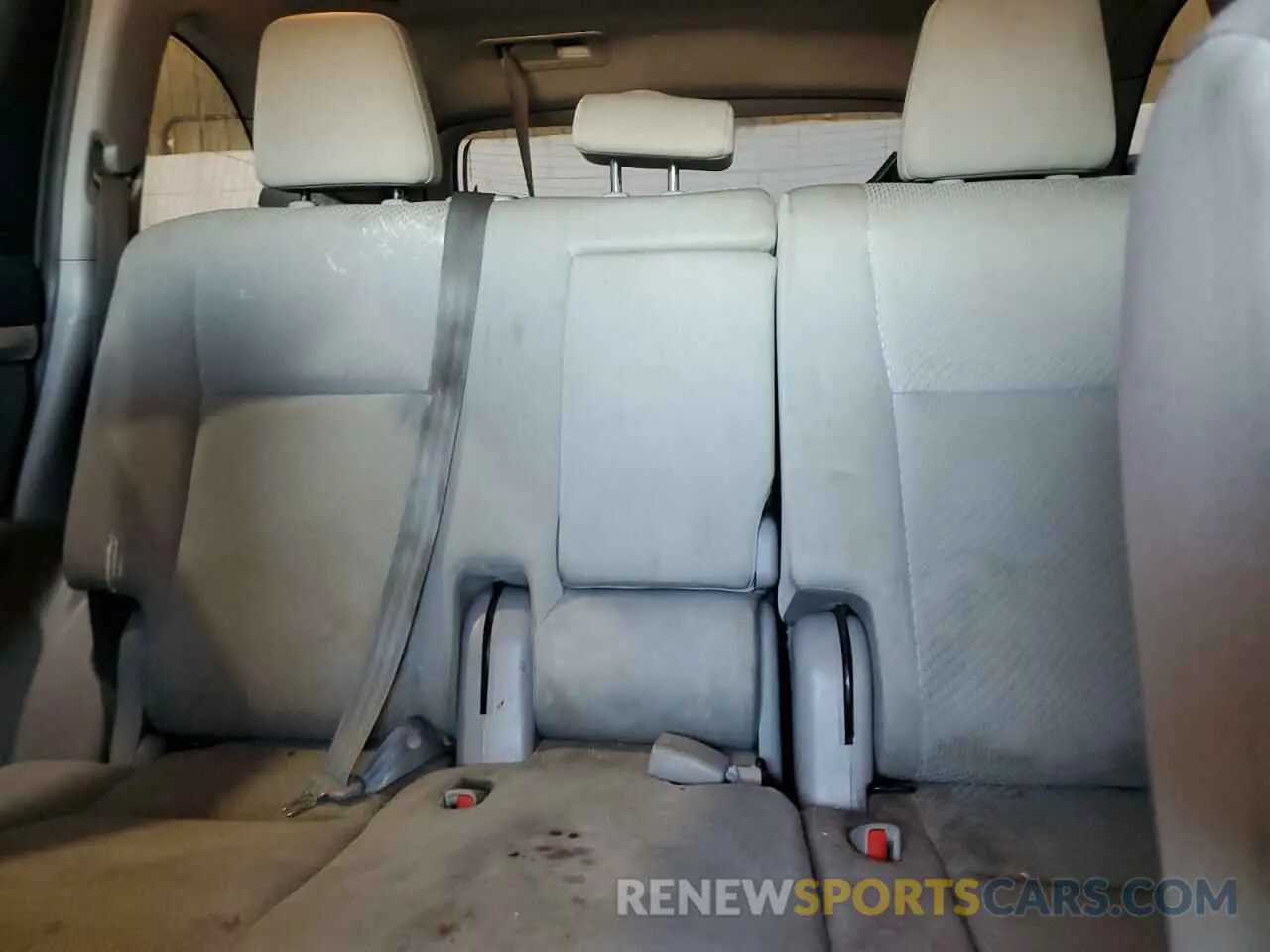 10 Photograph of a damaged car 5TDBZRFH5KS953870 TOYOTA HIGHLANDER 2019