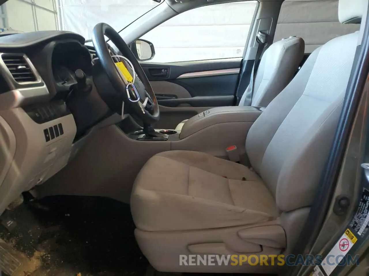 7 Photograph of a damaged car 5TDBZRFH5KS953870 TOYOTA HIGHLANDER 2019