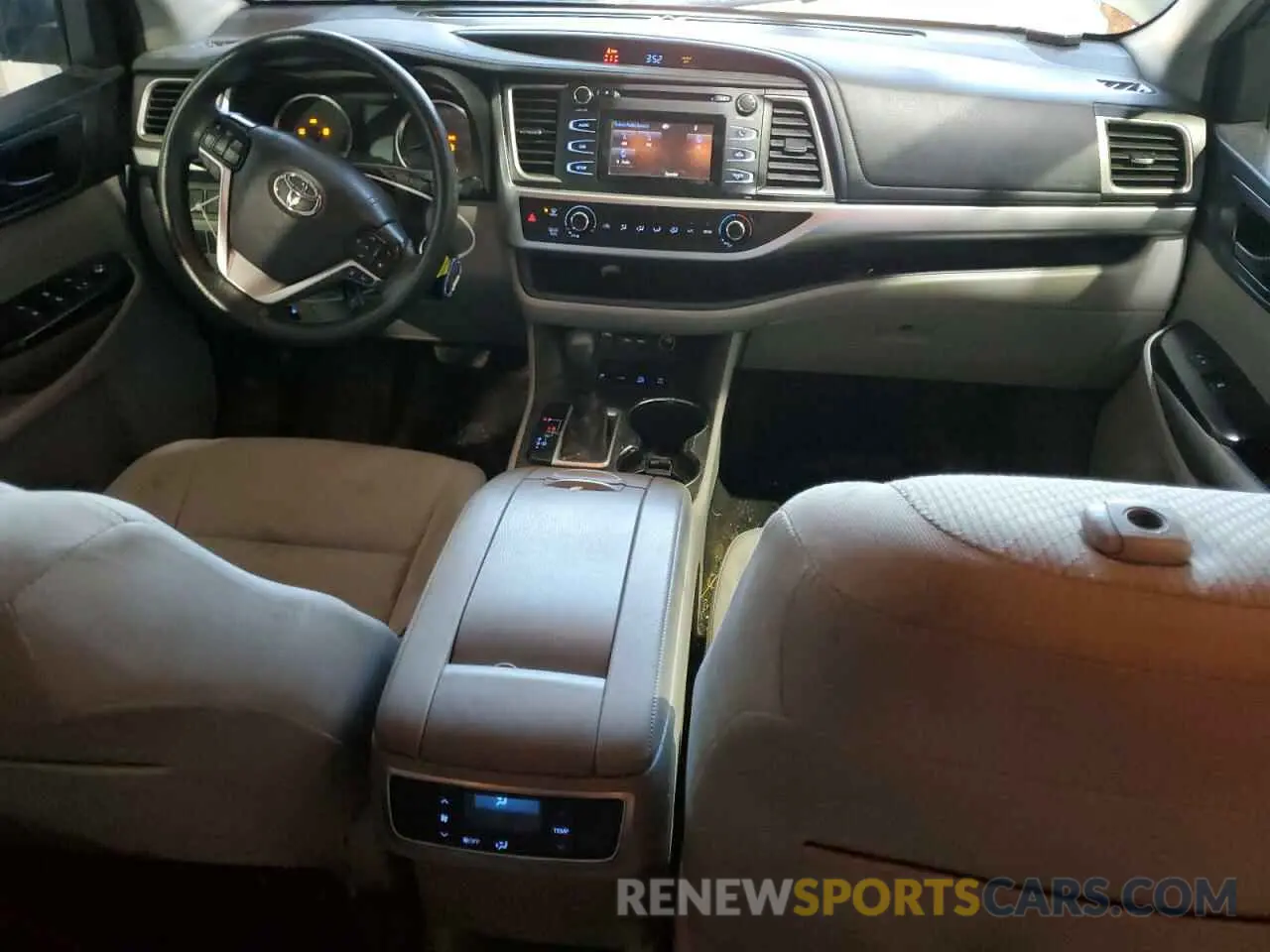 8 Photograph of a damaged car 5TDBZRFH5KS953870 TOYOTA HIGHLANDER 2019