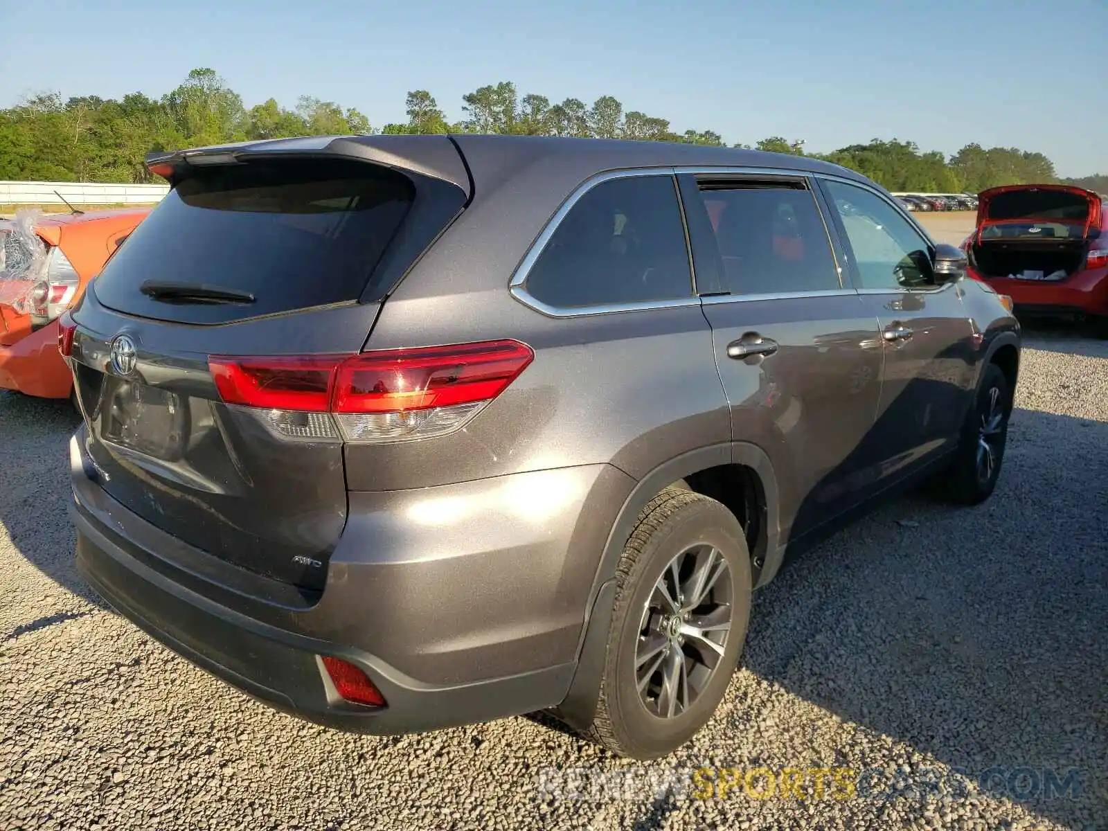 4 Photograph of a damaged car 5TDBZRFH5KS987369 TOYOTA HIGHLANDER 2019