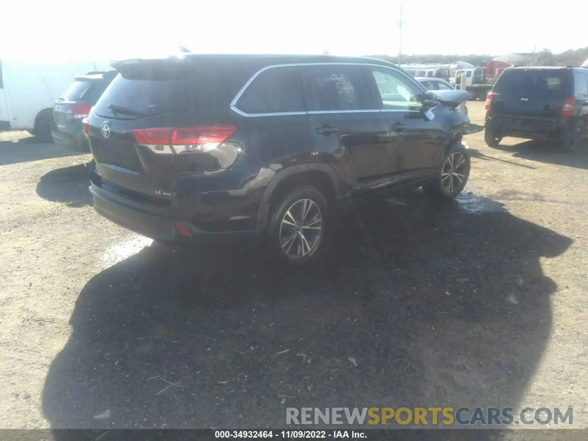 4 Photograph of a damaged car 5TDBZRFH6KS708883 TOYOTA HIGHLANDER 2019