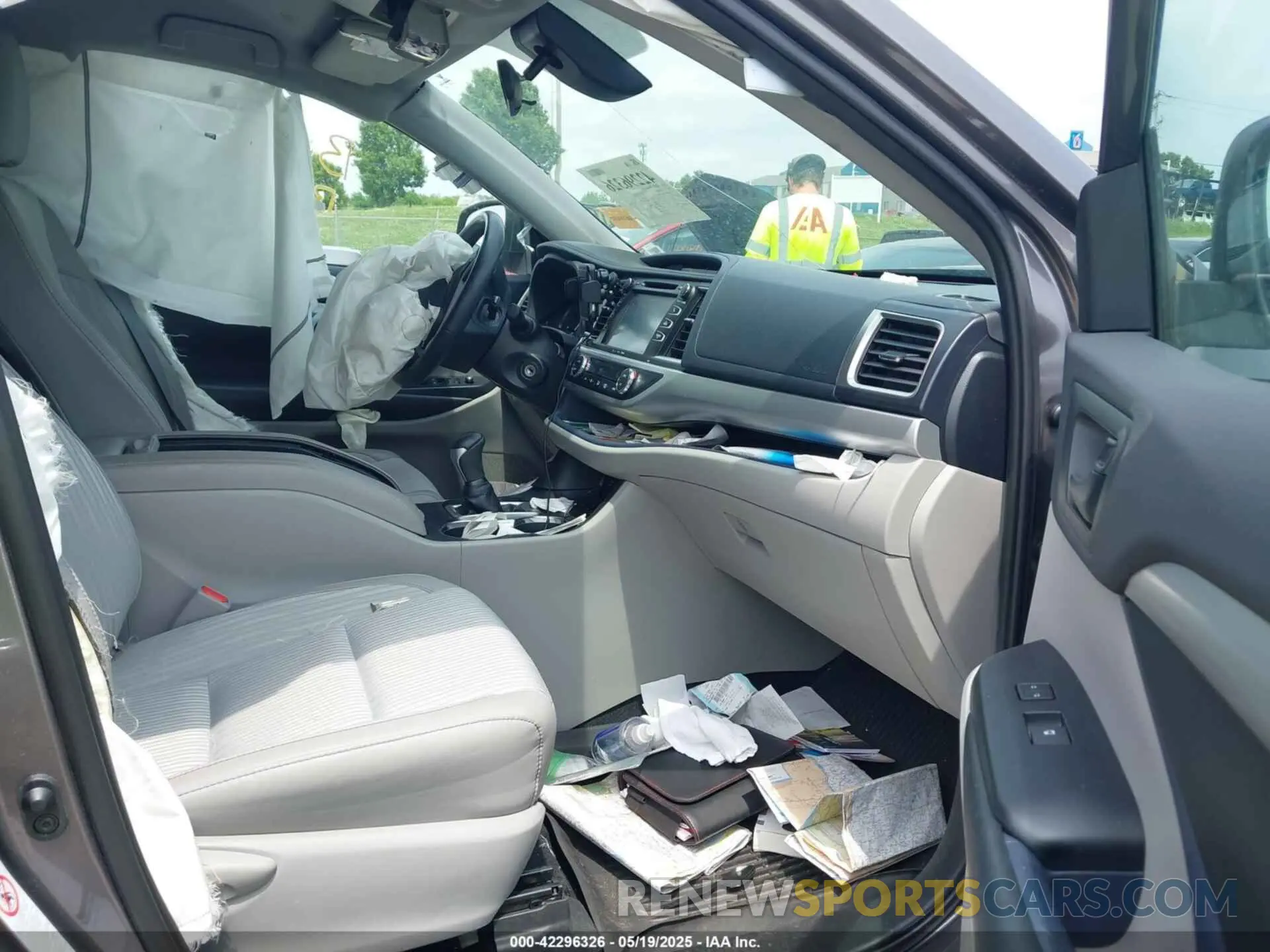 5 Photograph of a damaged car 5TDBZRFH6KS718068 TOYOTA HIGHLANDER 2019