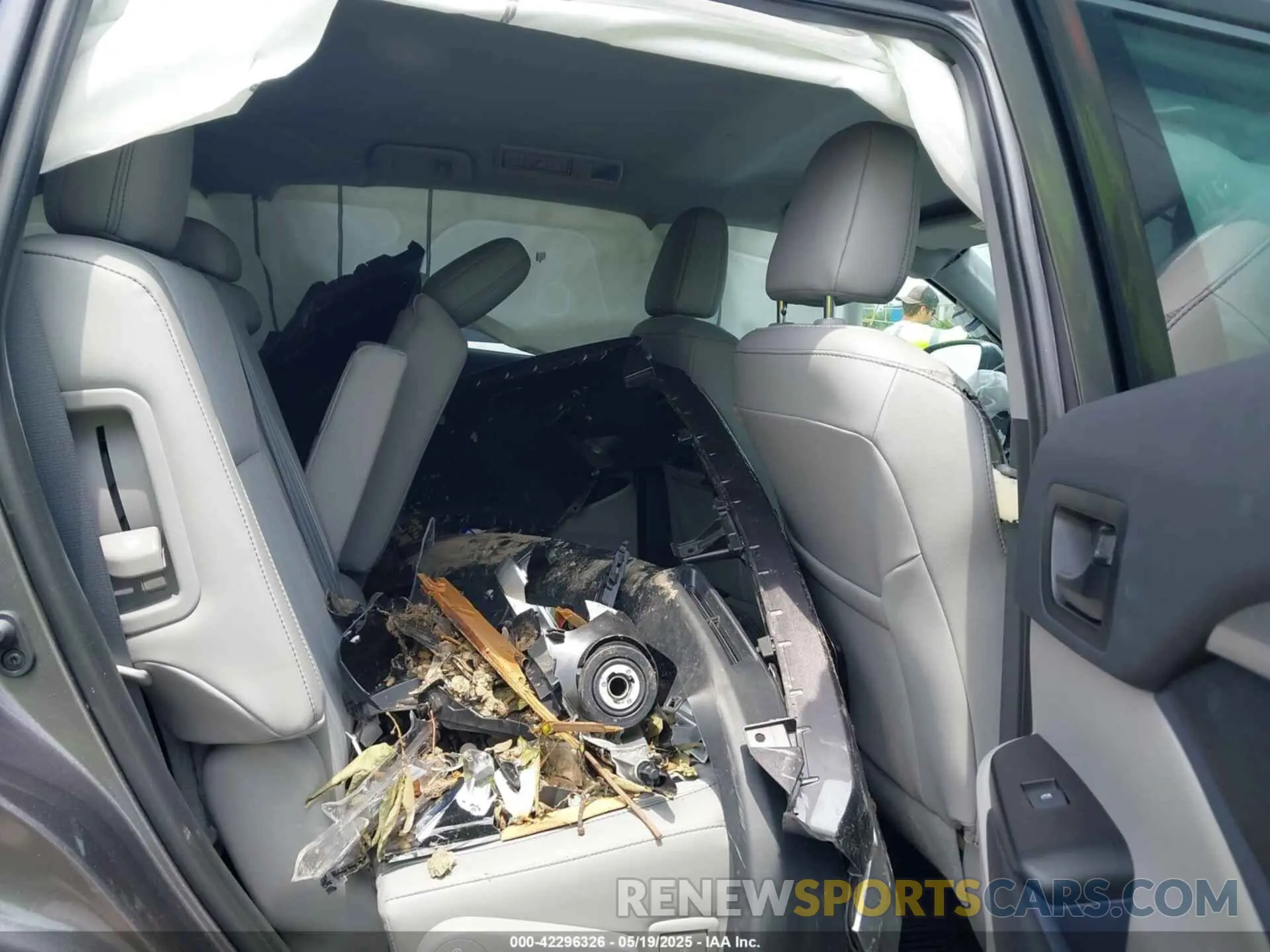 8 Photograph of a damaged car 5TDBZRFH6KS718068 TOYOTA HIGHLANDER 2019