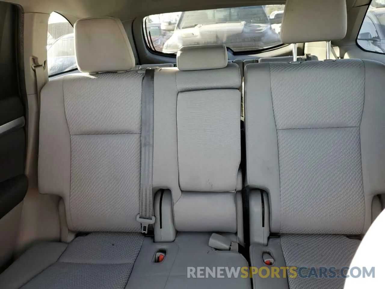 10 Photograph of a damaged car 5TDBZRFH6KS737736 TOYOTA HIGHLANDER 2019
