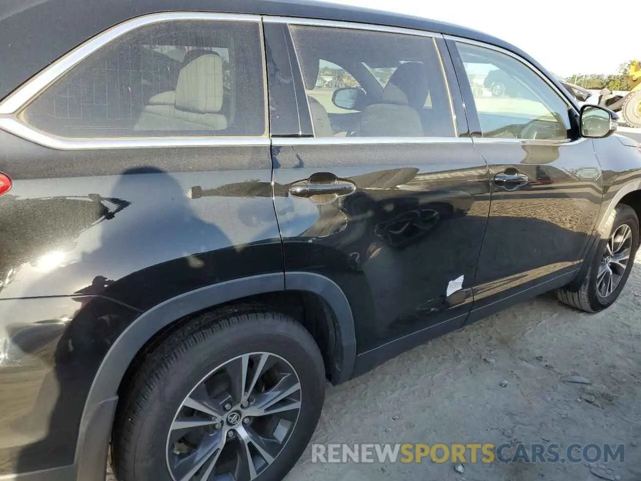 13 Photograph of a damaged car 5TDBZRFH6KS737736 TOYOTA HIGHLANDER 2019