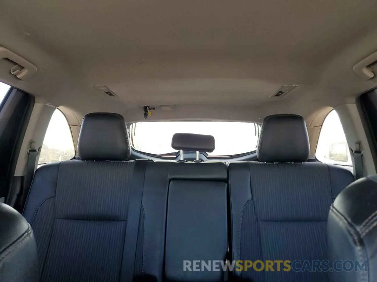 10 Photograph of a damaged car 5TDBZRFH6KS930243 TOYOTA HIGHLANDER 2019