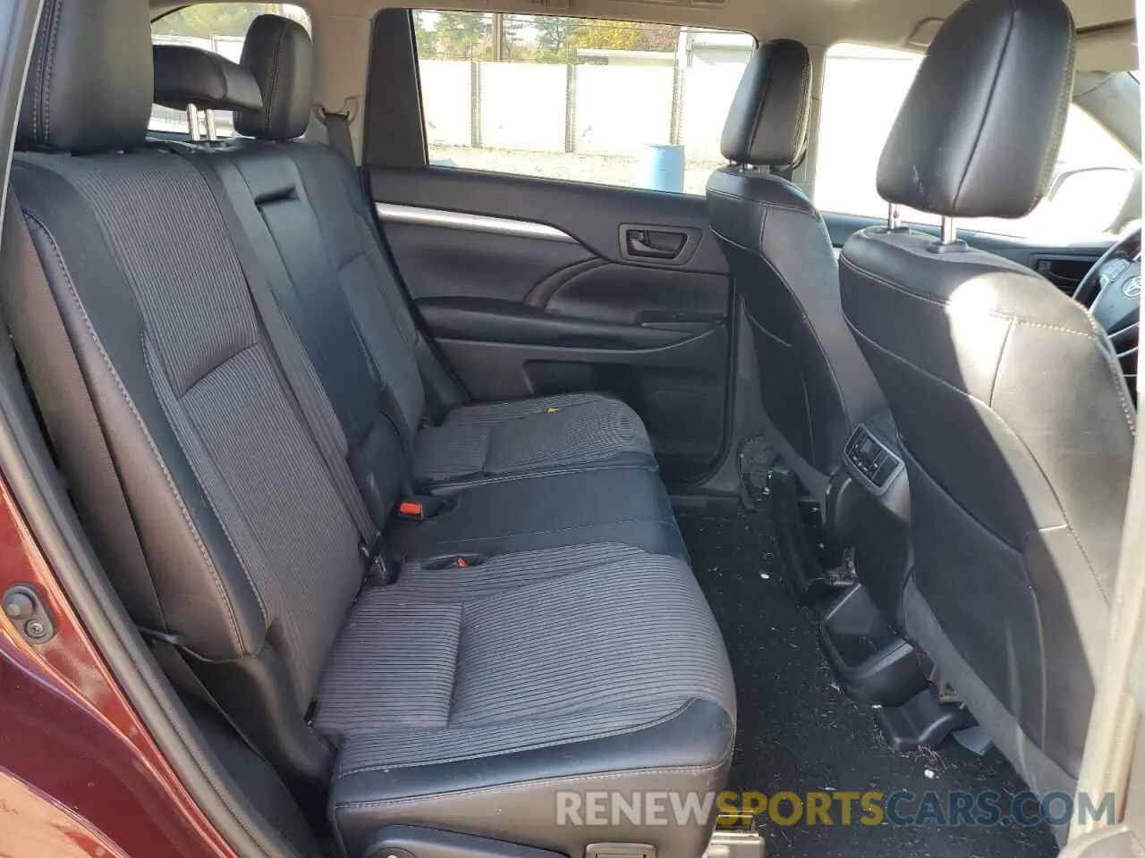 11 Photograph of a damaged car 5TDBZRFH6KS930243 TOYOTA HIGHLANDER 2019