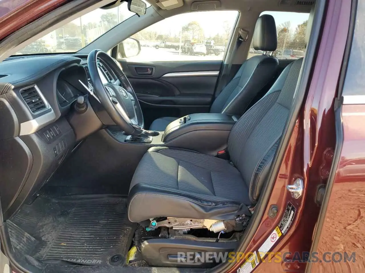 7 Photograph of a damaged car 5TDBZRFH6KS930243 TOYOTA HIGHLANDER 2019