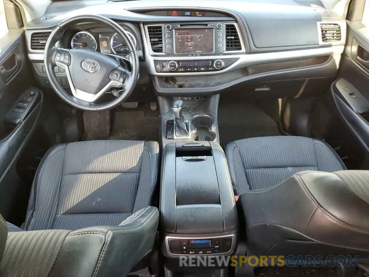 8 Photograph of a damaged car 5TDBZRFH6KS930243 TOYOTA HIGHLANDER 2019