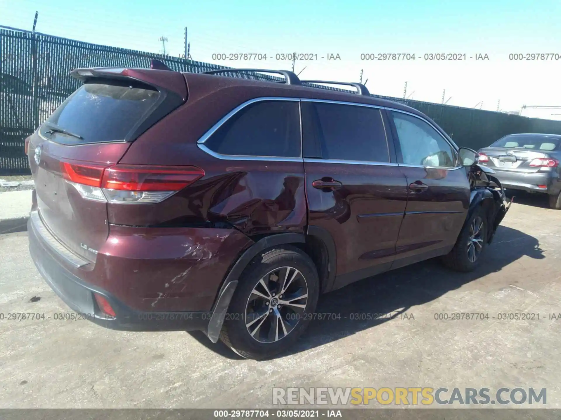 4 Photograph of a damaged car 5TDBZRFH6KS940089 TOYOTA HIGHLANDER 2019