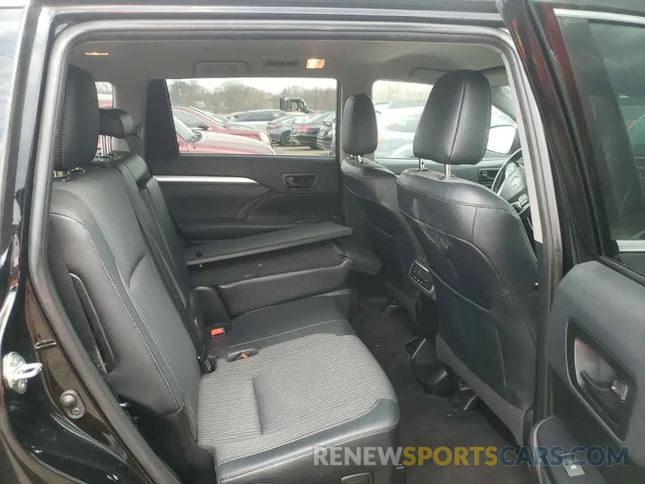 11 Photograph of a damaged car 5TDBZRFH6KS943431 TOYOTA HIGHLANDER 2019