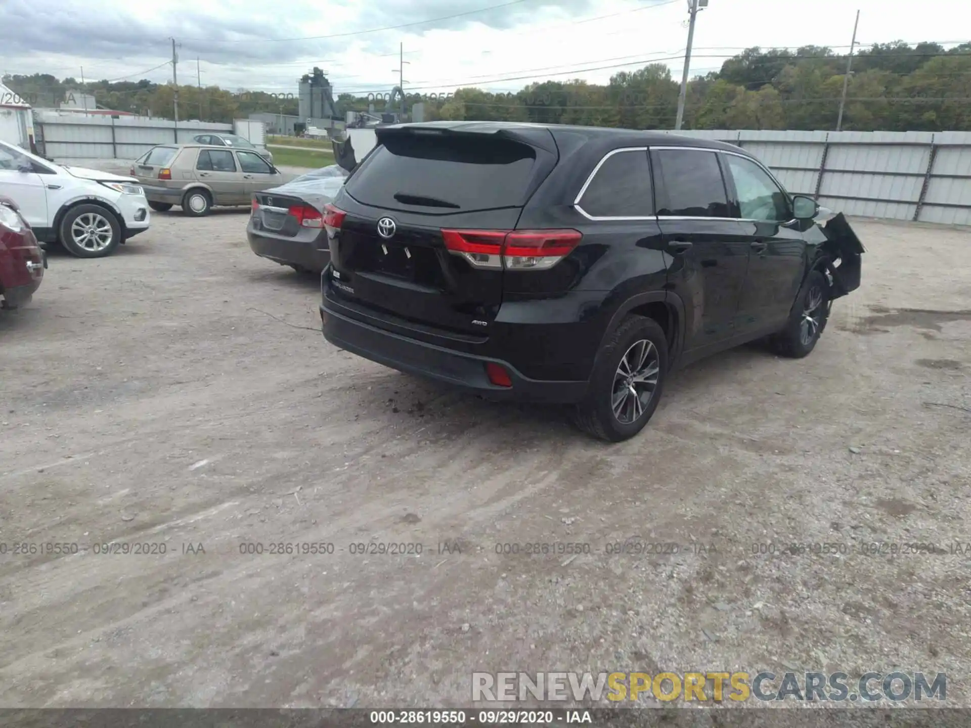 4 Photograph of a damaged car 5TDBZRFH6KS955109 TOYOTA HIGHLANDER 2019