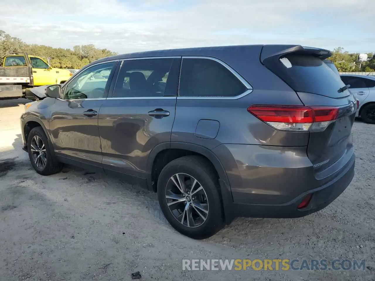2 Photograph of a damaged car 5TDBZRFH6KS960357 TOYOTA HIGHLANDER 2019