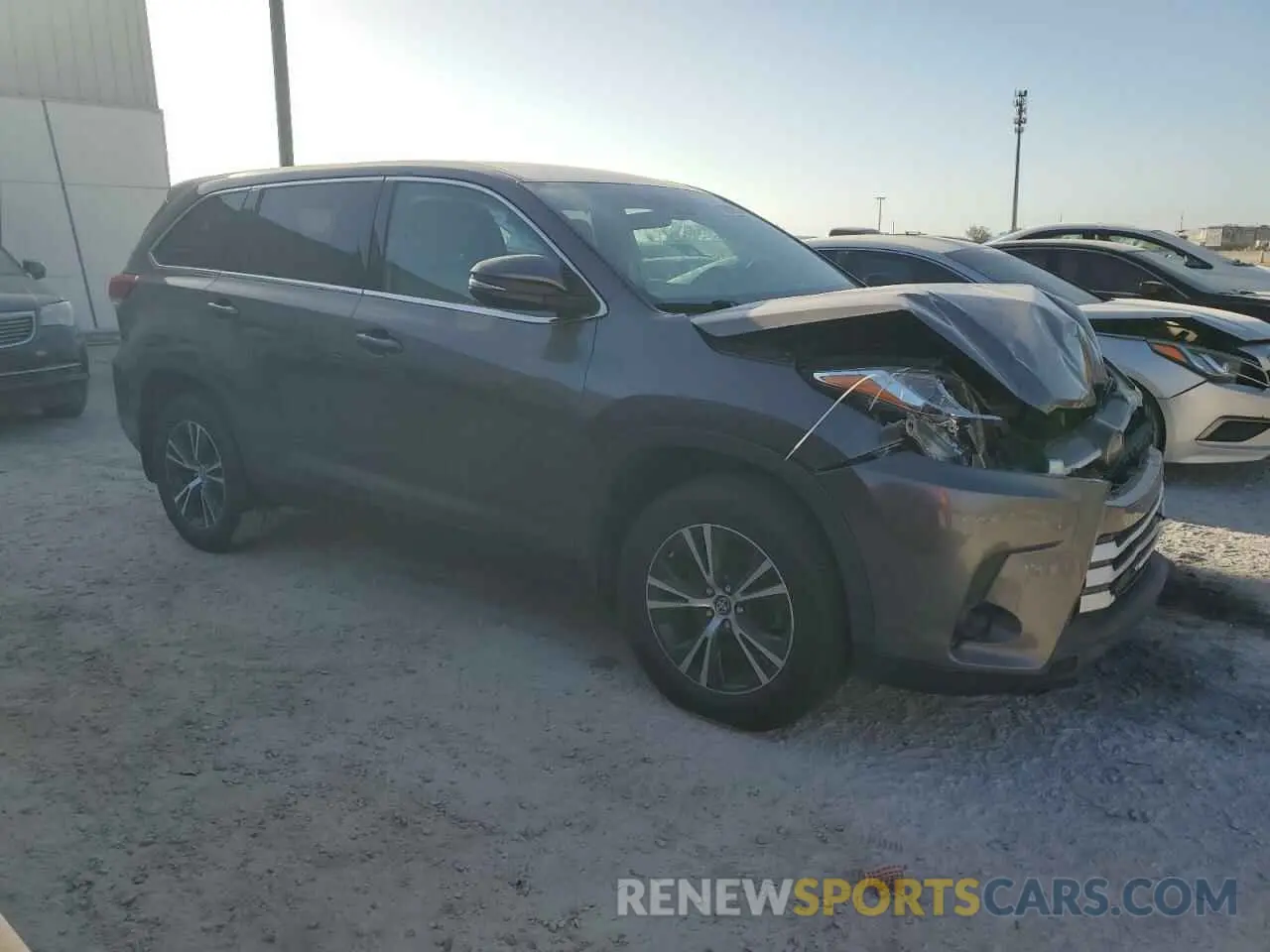 4 Photograph of a damaged car 5TDBZRFH6KS960357 TOYOTA HIGHLANDER 2019