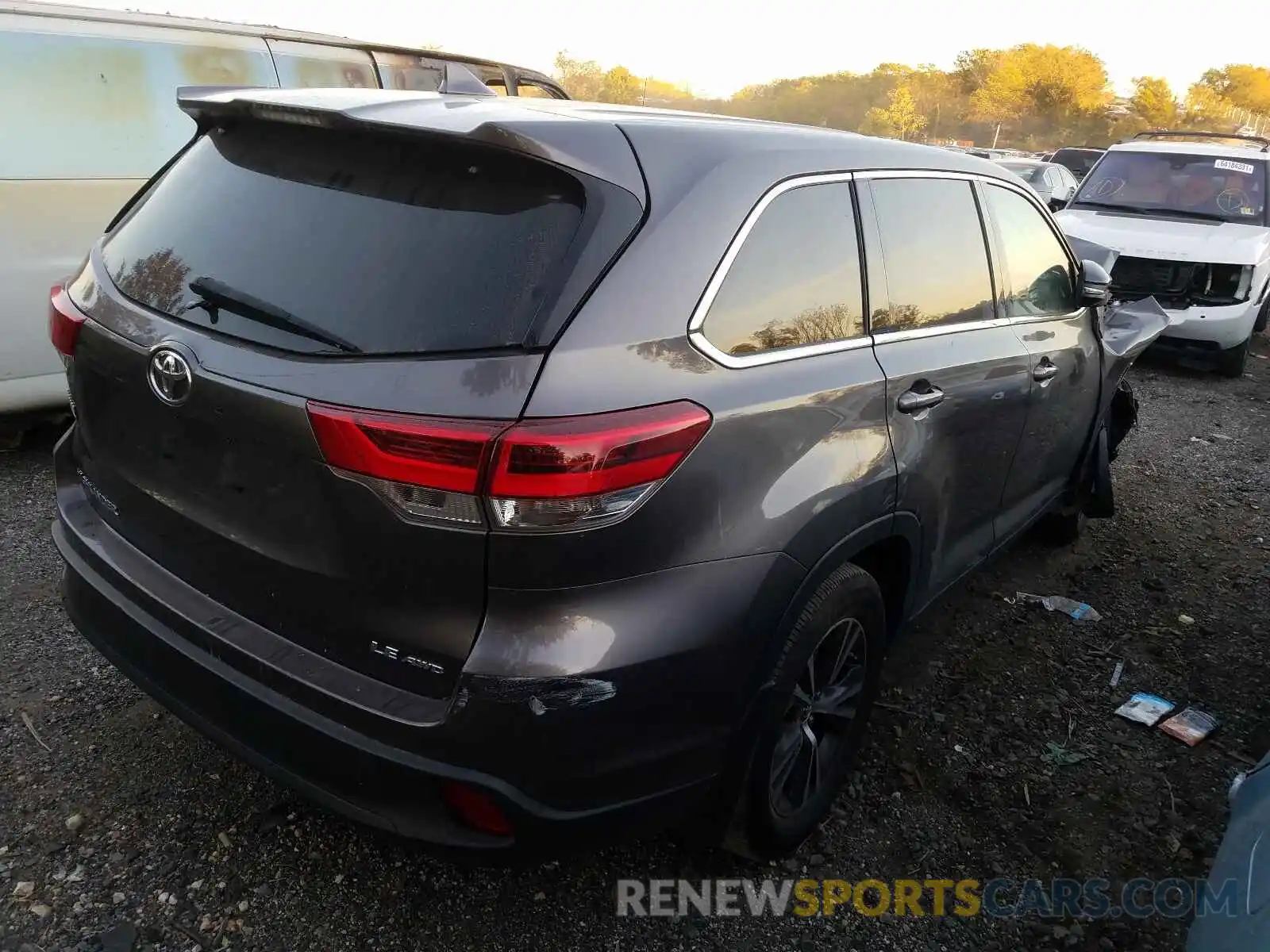 4 Photograph of a damaged car 5TDBZRFH6KS970287 TOYOTA HIGHLANDER 2019