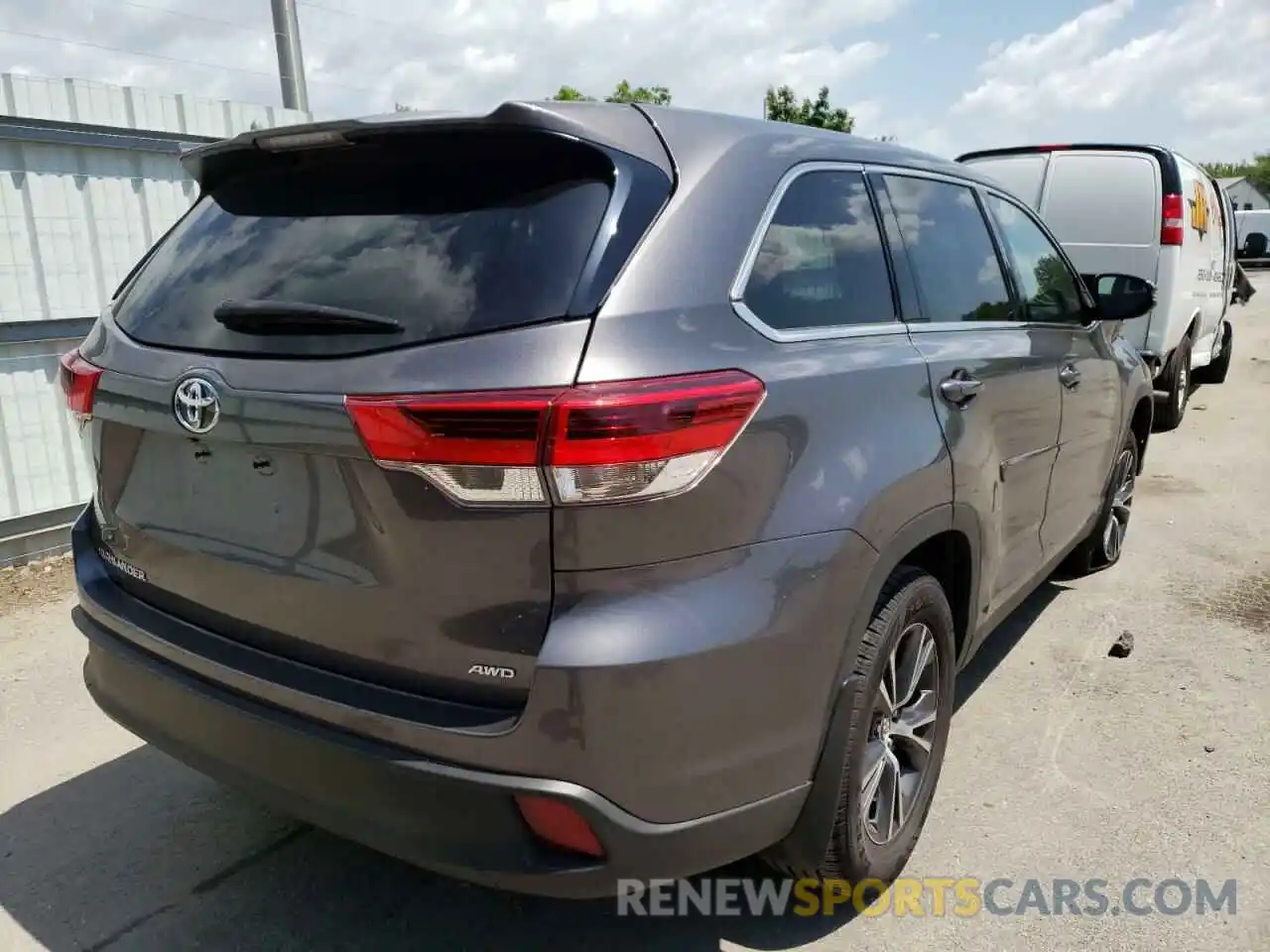 4 Photograph of a damaged car 5TDBZRFH6KS983895 TOYOTA HIGHLANDER 2019