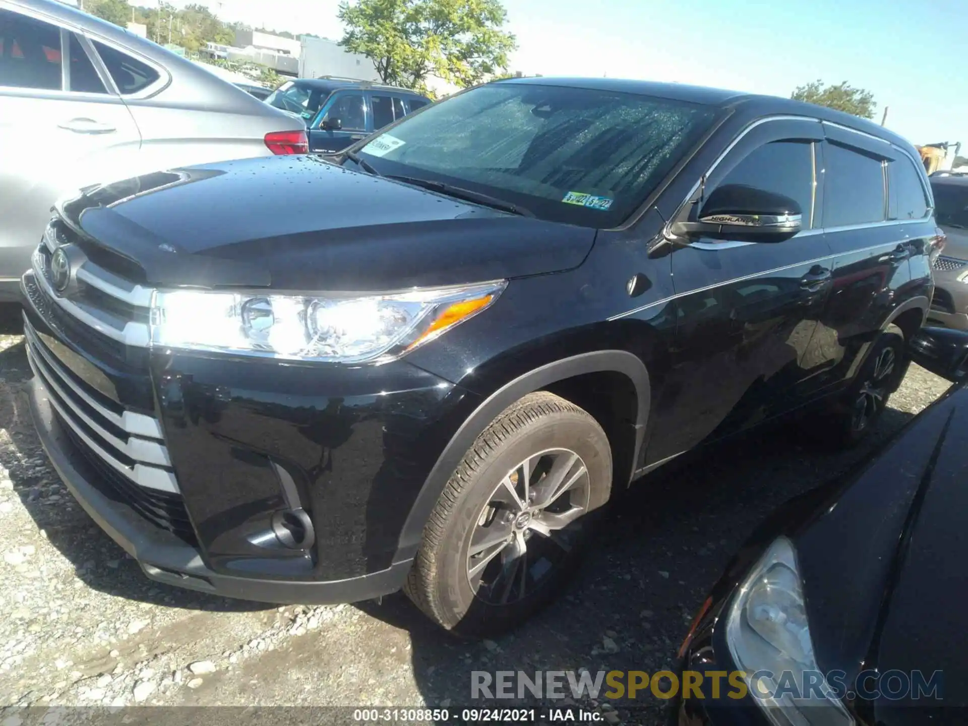 2 Photograph of a damaged car 5TDBZRFH6KS989664 TOYOTA HIGHLANDER 2019