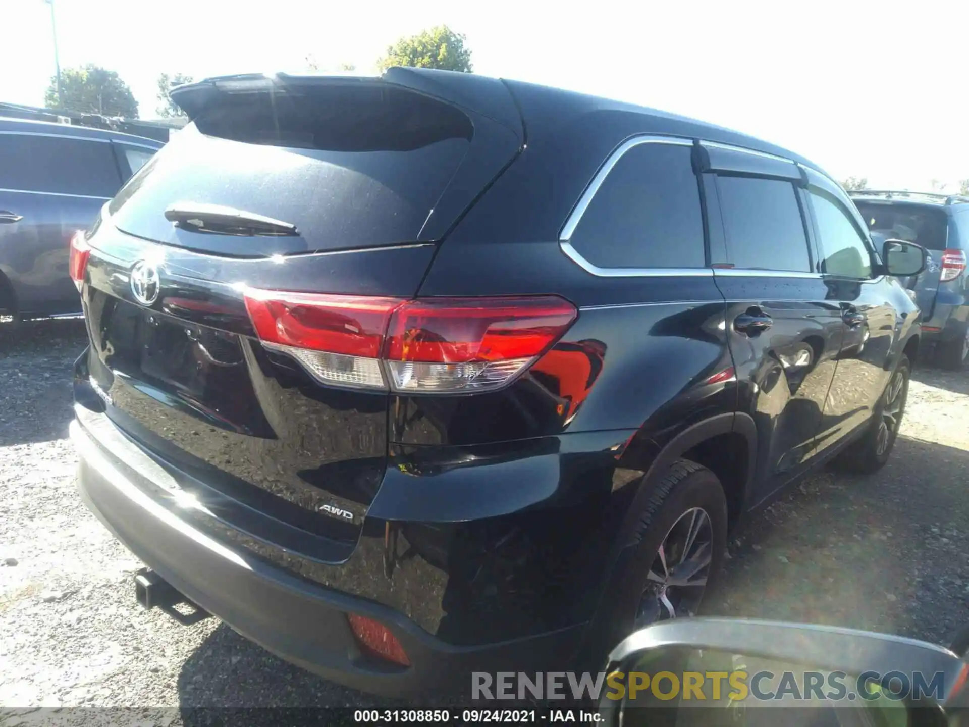 4 Photograph of a damaged car 5TDBZRFH6KS989664 TOYOTA HIGHLANDER 2019