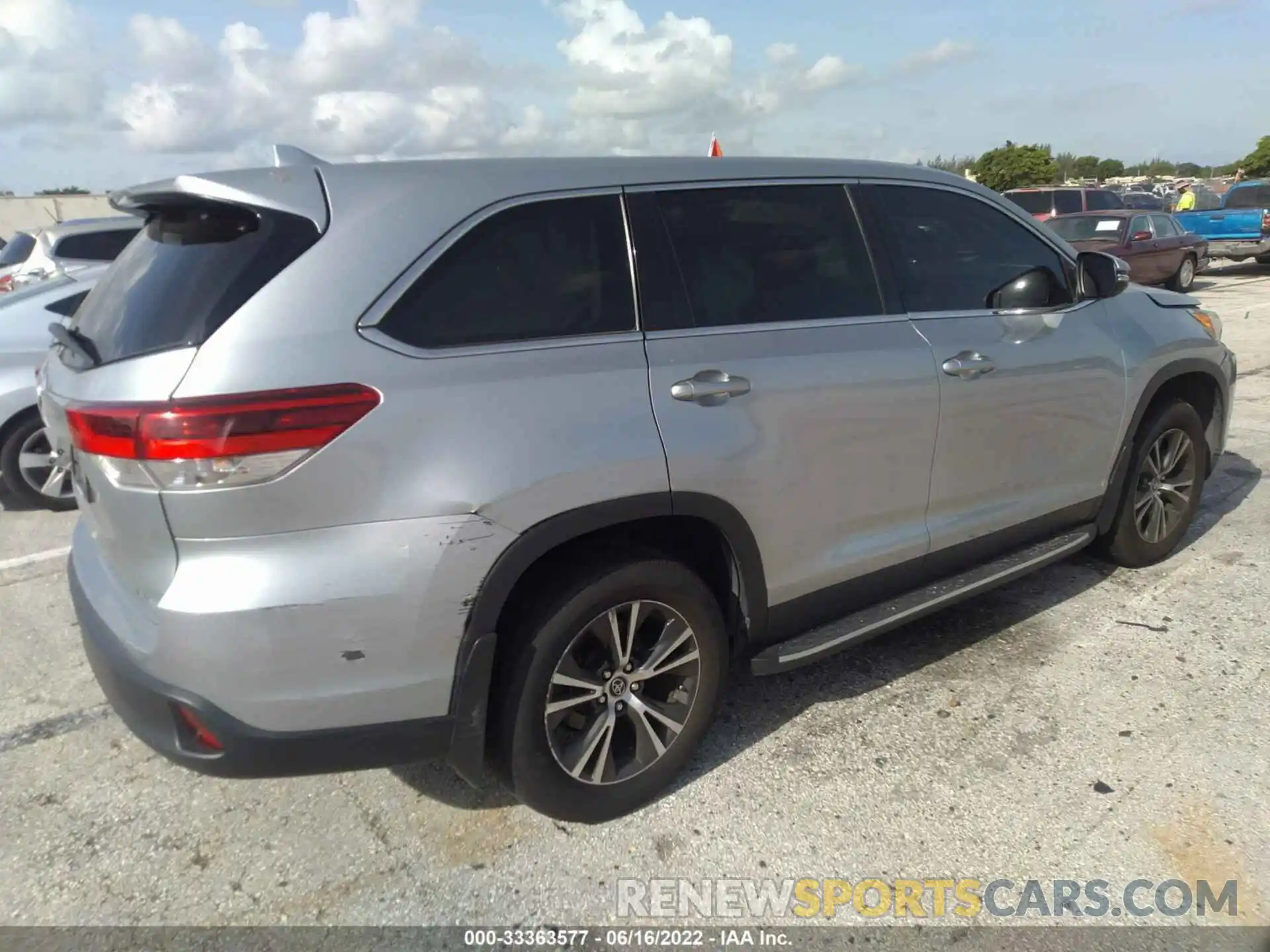 4 Photograph of a damaged car 5TDBZRFH7KS712053 TOYOTA HIGHLANDER 2019