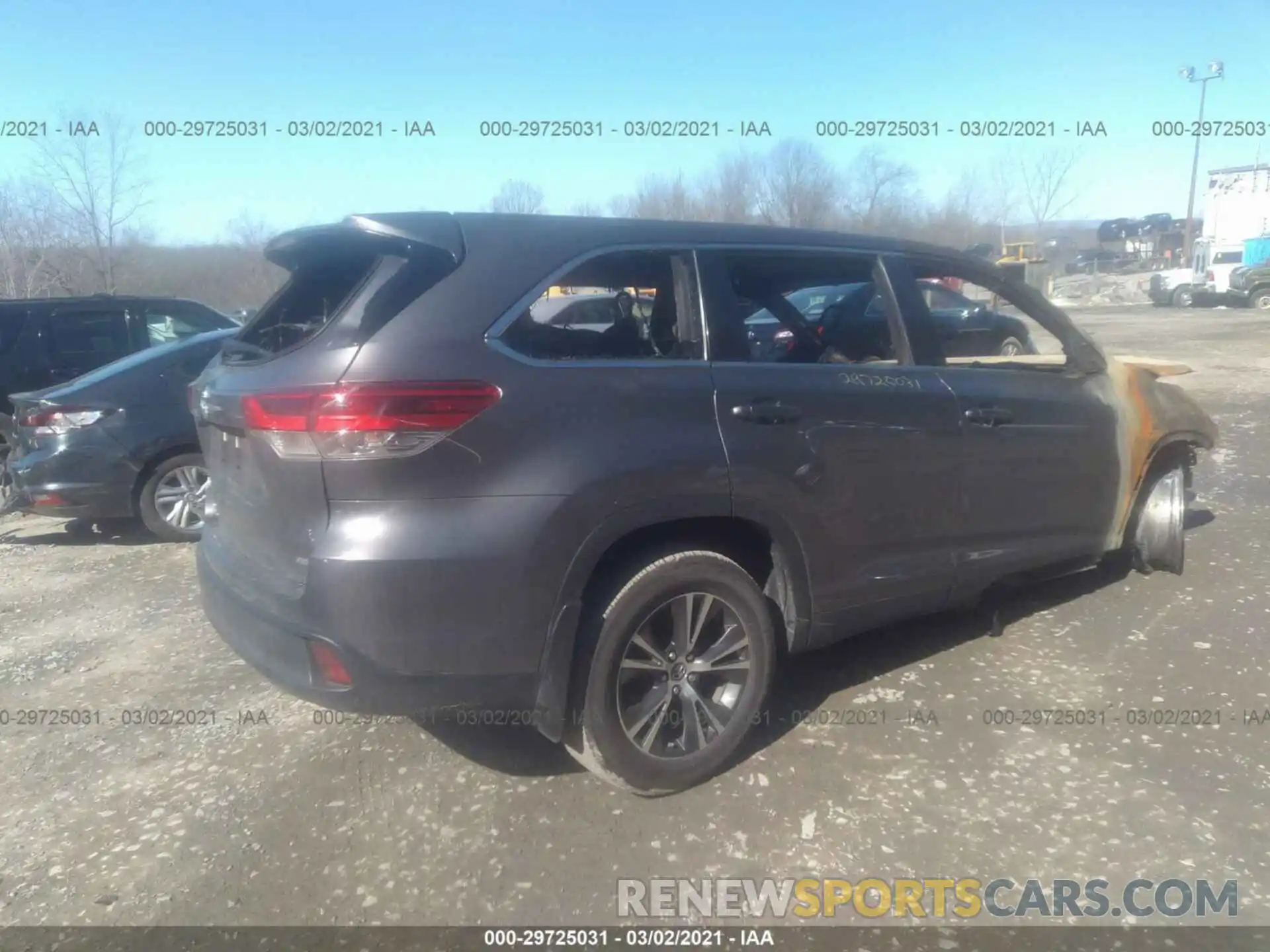 4 Photograph of a damaged car 5TDBZRFH7KS723148 TOYOTA HIGHLANDER 2019